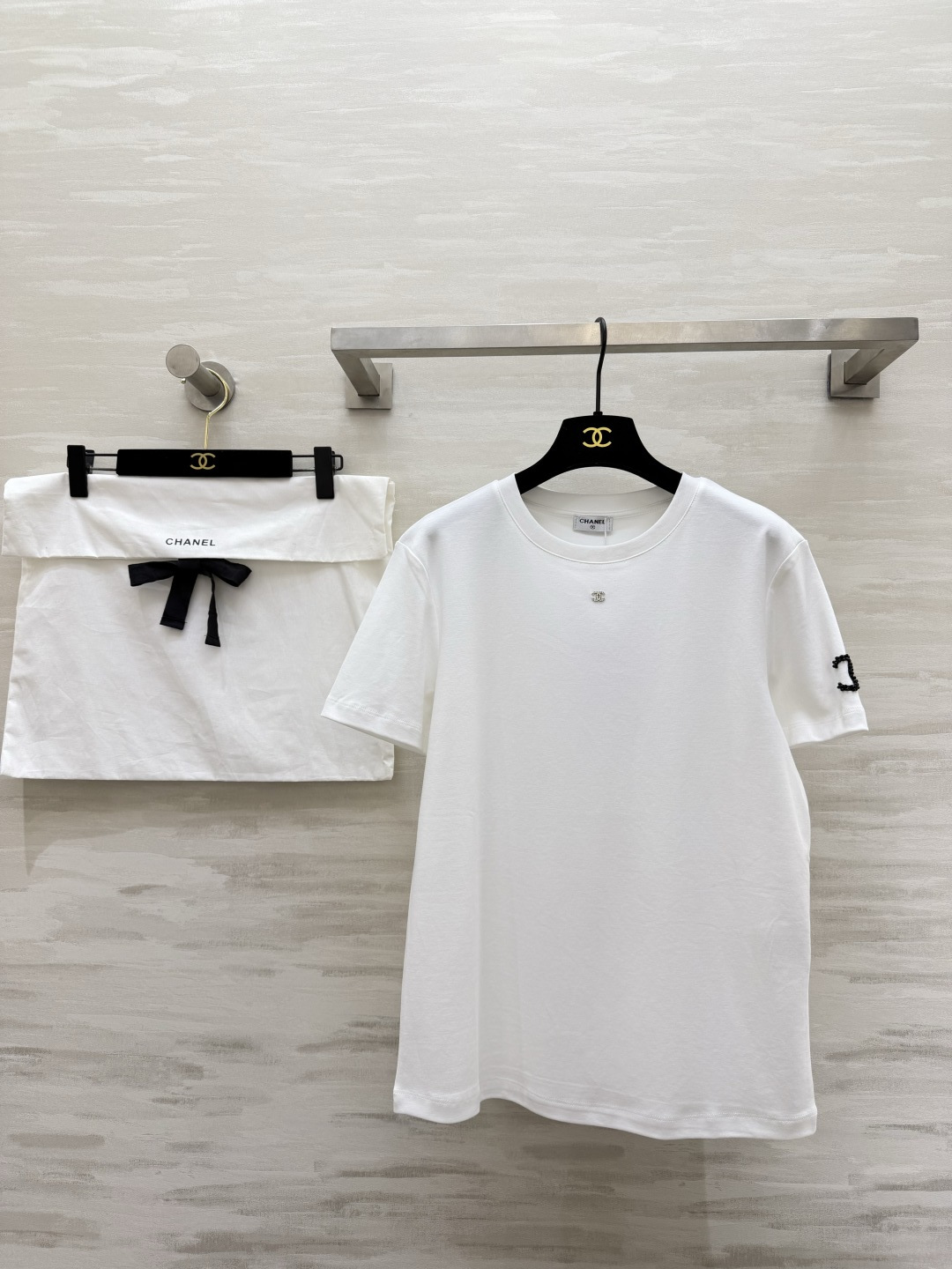 ✨CHANE♡²⁶ss经典双C钉珠T恤✨极简剪裁 高定工艺把高级感焊在身上 胸口水钻双C 袖身钉珠log