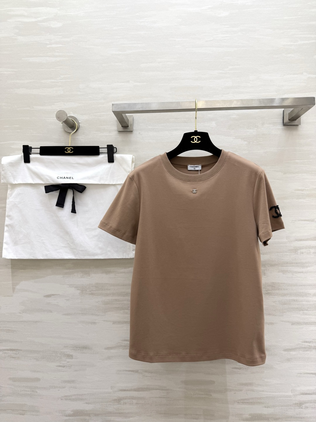NO:804175,CHANEss classic double C beaded T-shirt is minimalist in tailoring. The high-end craftsmanship welds the sense of luxury to the body. The rhinestone double C on the chest and the beaded logo on the sleeves are low-key and noble. White/coffee/black three colors!  We’ll take care of your outfits for the entire spring and summer!  Commuting, dating, going out, whatever you wear, you will win!  High-quality customization. Available in stock now, size 36/38/40 (shoulder width 38 for size 36, bust 90, length 60), chanel, tees, t-shirt,19860909CHANEss经典双C钉珠T恤极简剪裁 高定工艺把高级感焊在身上 胸口水钻双C 袖身钉珠logo 低调又显贵 白/咖/黑三色！承包你一整个春夏的穿搭！通勤、约会、出街,随便穿都赢麻了！高品质定制 现货首发size36/38/40（36码肩宽38,胸围90,衣长60）,,chanel,tees，t-shirt,,Women's clothing