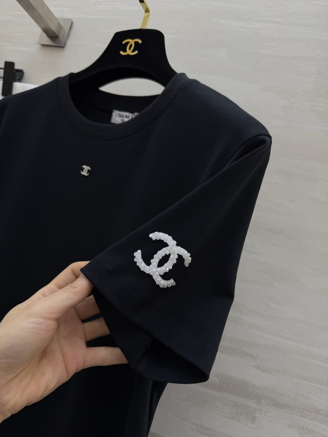 ✨CHANE♡²⁶ss经典双C钉珠T恤✨极简剪裁 高定工艺把高级感焊在身上 胸口水钻双C 袖身钉珠log