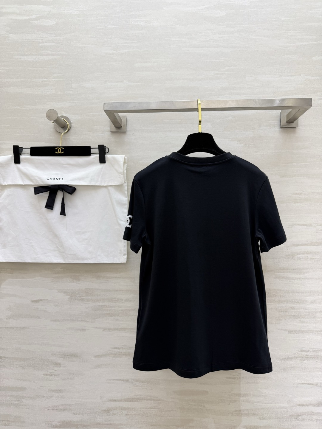 ✨CHANE♡²⁶ss经典双C钉珠T恤✨极简剪裁 高定工艺把高级感焊在身上 胸口水钻双C 袖身钉珠log