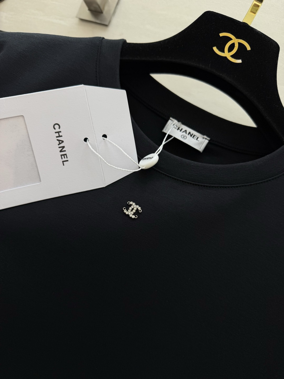 ✨CHANE♡²⁶ss经典双C钉珠T恤✨极简剪裁 高定工艺把高级感焊在身上 胸口水钻双C 袖身钉珠log