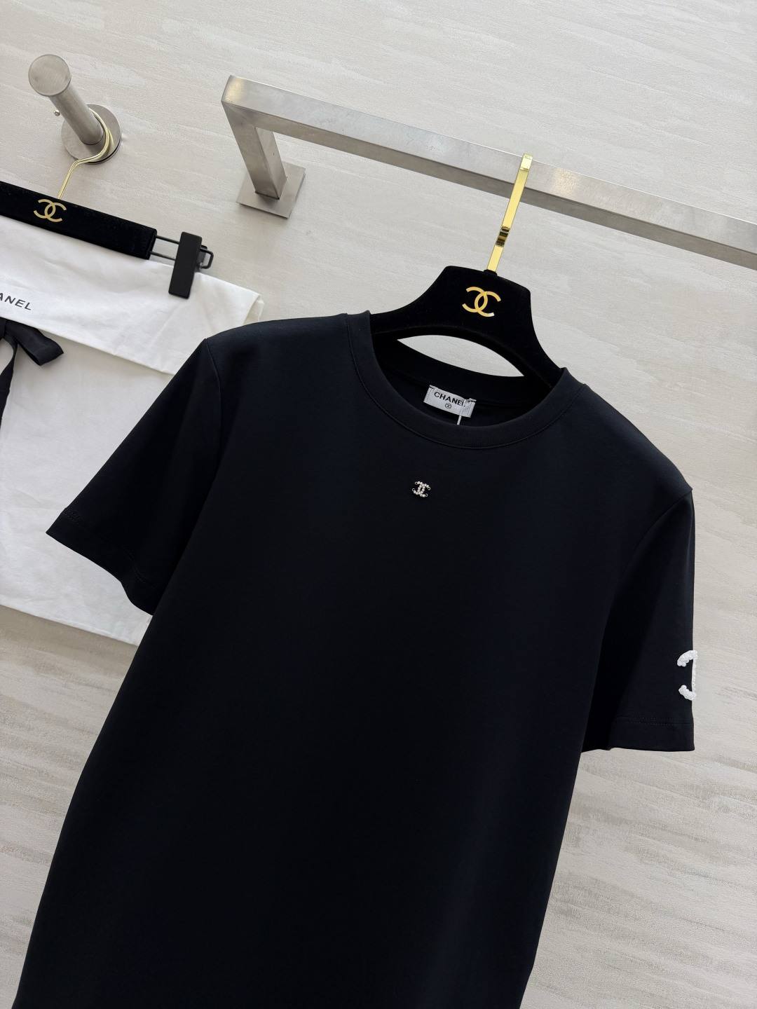 ✨CHANE♡²⁶ss经典双C钉珠T恤✨极简剪裁 高定工艺把高级感焊在身上 胸口水钻双C 袖身钉珠log