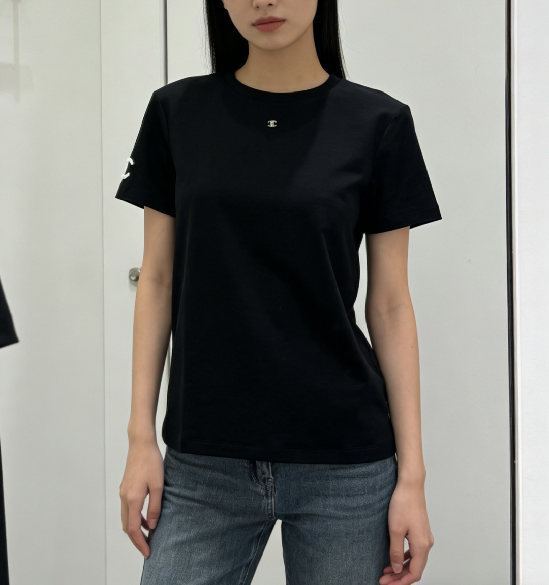 ✨CHANE♡²⁶ss经典双C钉珠T恤✨极简剪裁 高定工艺把高级感焊在身上 胸口水钻双C 袖身钉珠log