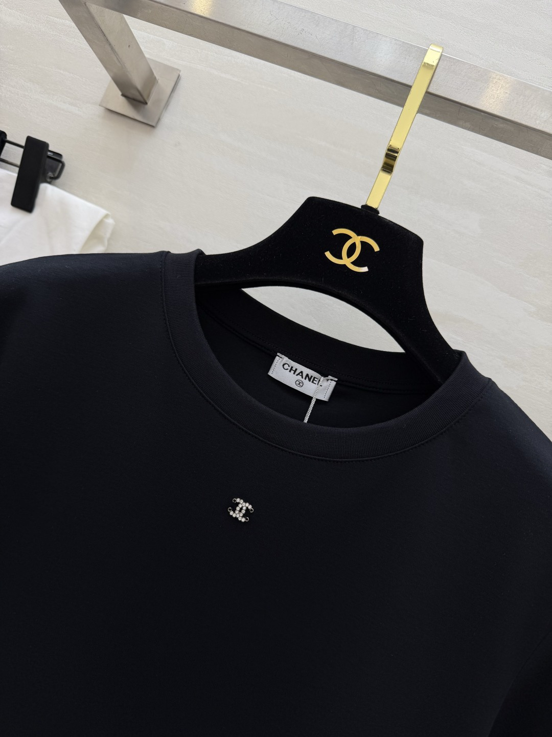 ✨CHANE♡²⁶ss经典双C钉珠T恤✨极简剪裁 高定工艺把高级感焊在身上 胸口水钻双C 袖身钉珠log