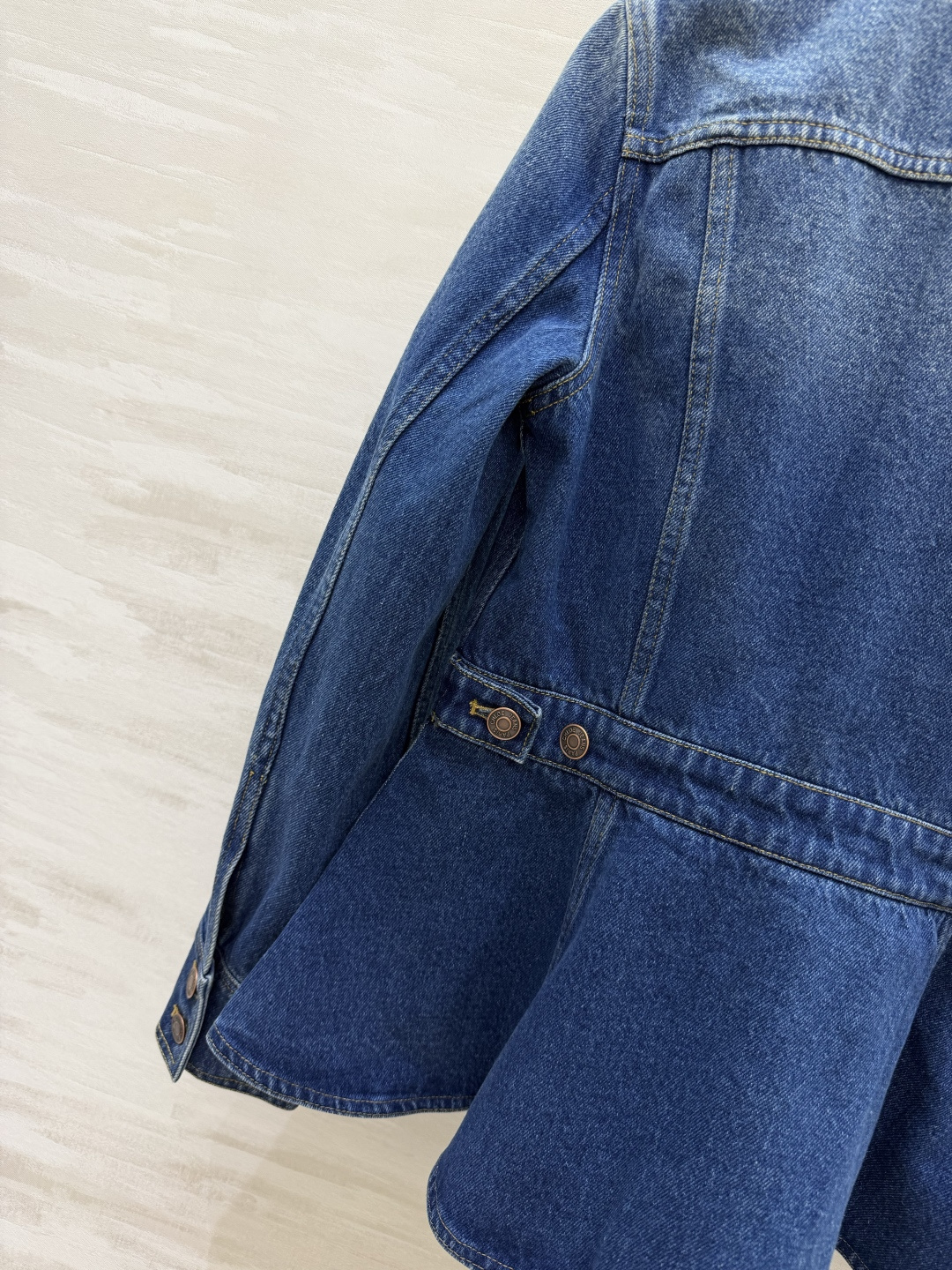 Chloé²⁶ss方领收腰牛仔外套✨ 法式氛围感 复古水洗蓝太显白了 方领刚好露出锁骨!收腰荷叶摆瞬间掐