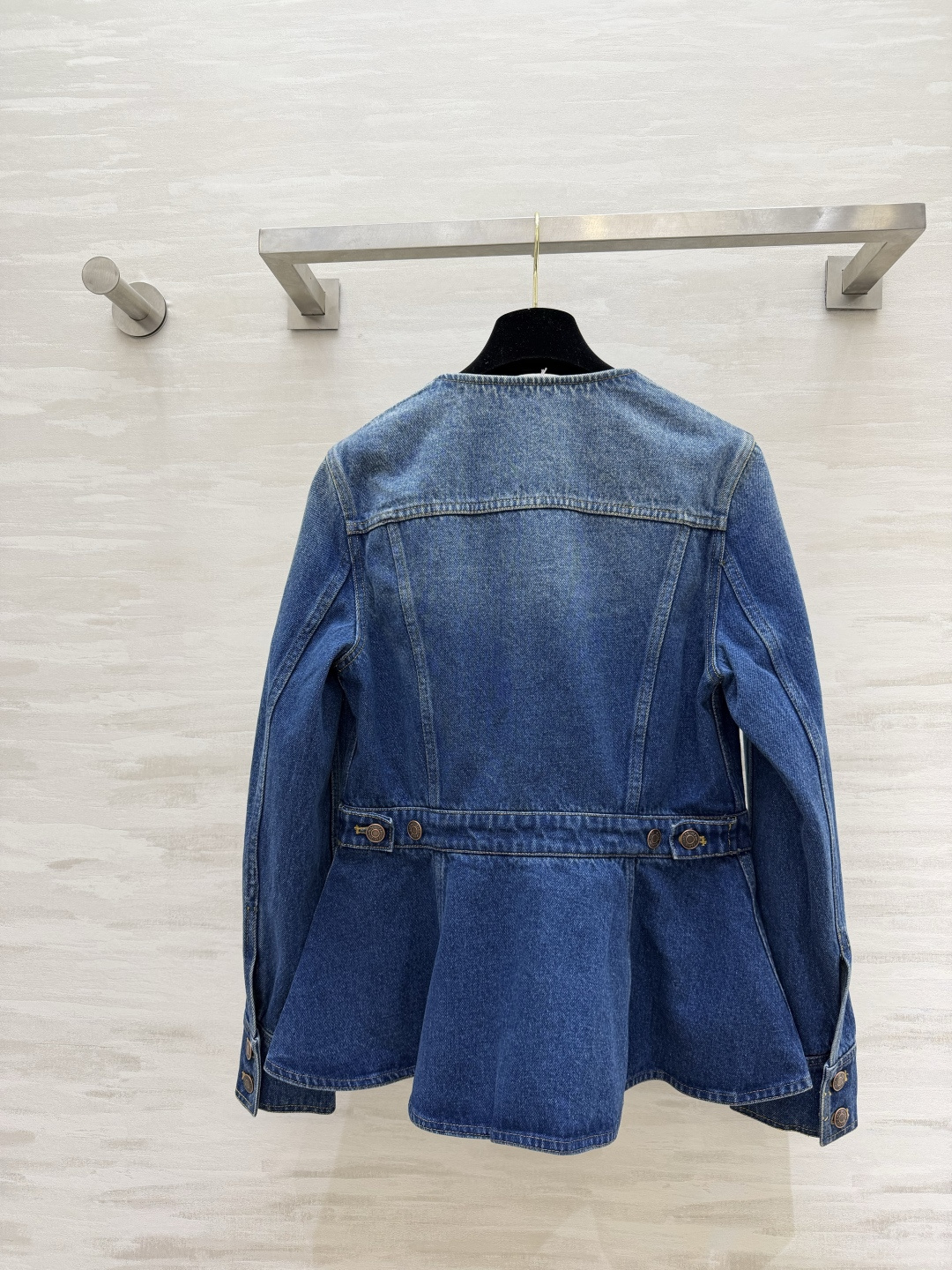 Chloé²⁶ss方领收腰牛仔外套✨ 法式氛围感 复古水洗蓝太显白了 方领刚好露出锁骨!收腰荷叶摆瞬间掐