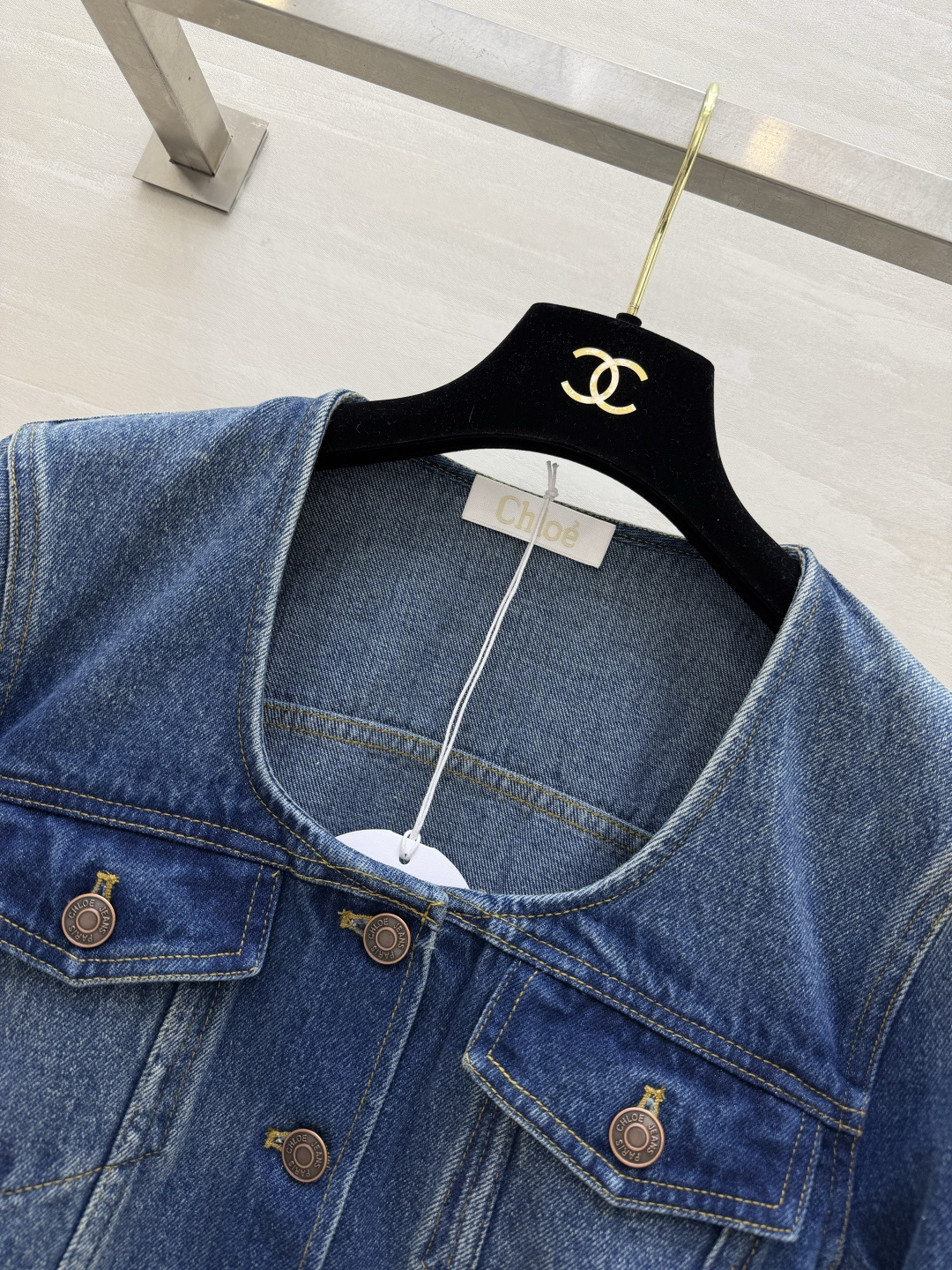 Chloé²⁶ss方领收腰牛仔外套✨ 法式氛围感 复古水洗蓝太显白了 方领刚好露出锁骨!收腰荷叶摆瞬间掐