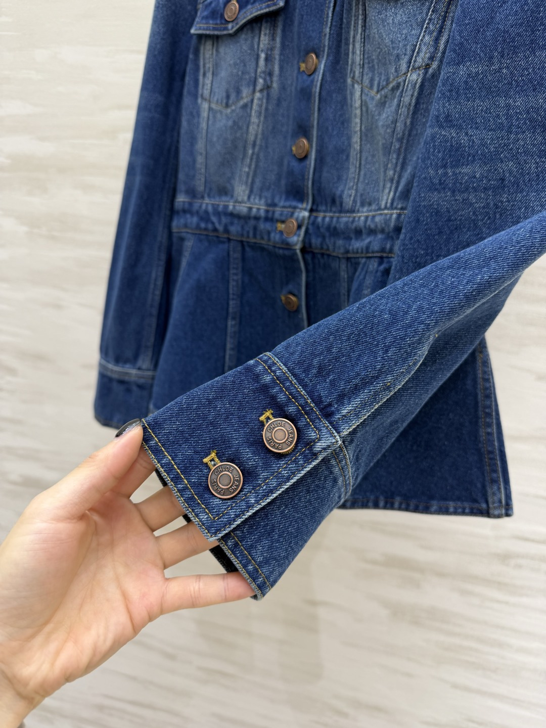 Chloé²⁶ss方领收腰牛仔外套✨ 法式氛围感 复古水洗蓝太显白了 方领刚好露出锁骨!收腰荷叶摆瞬间掐