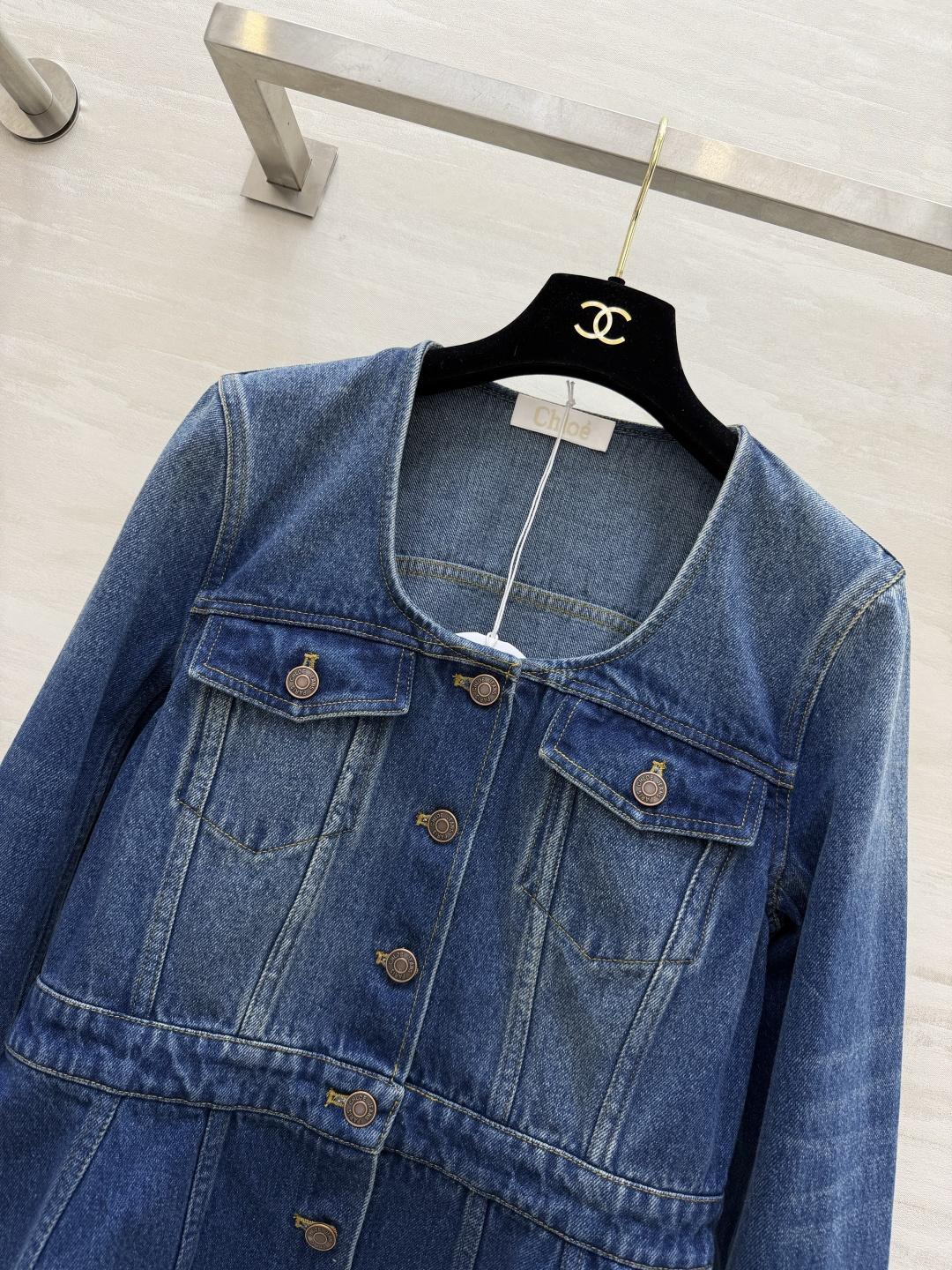 Chloé²⁶ss方领收腰牛仔外套✨ 法式氛围感 复古水洗蓝太显白了 方领刚好露出锁骨!收腰荷叶摆瞬间掐