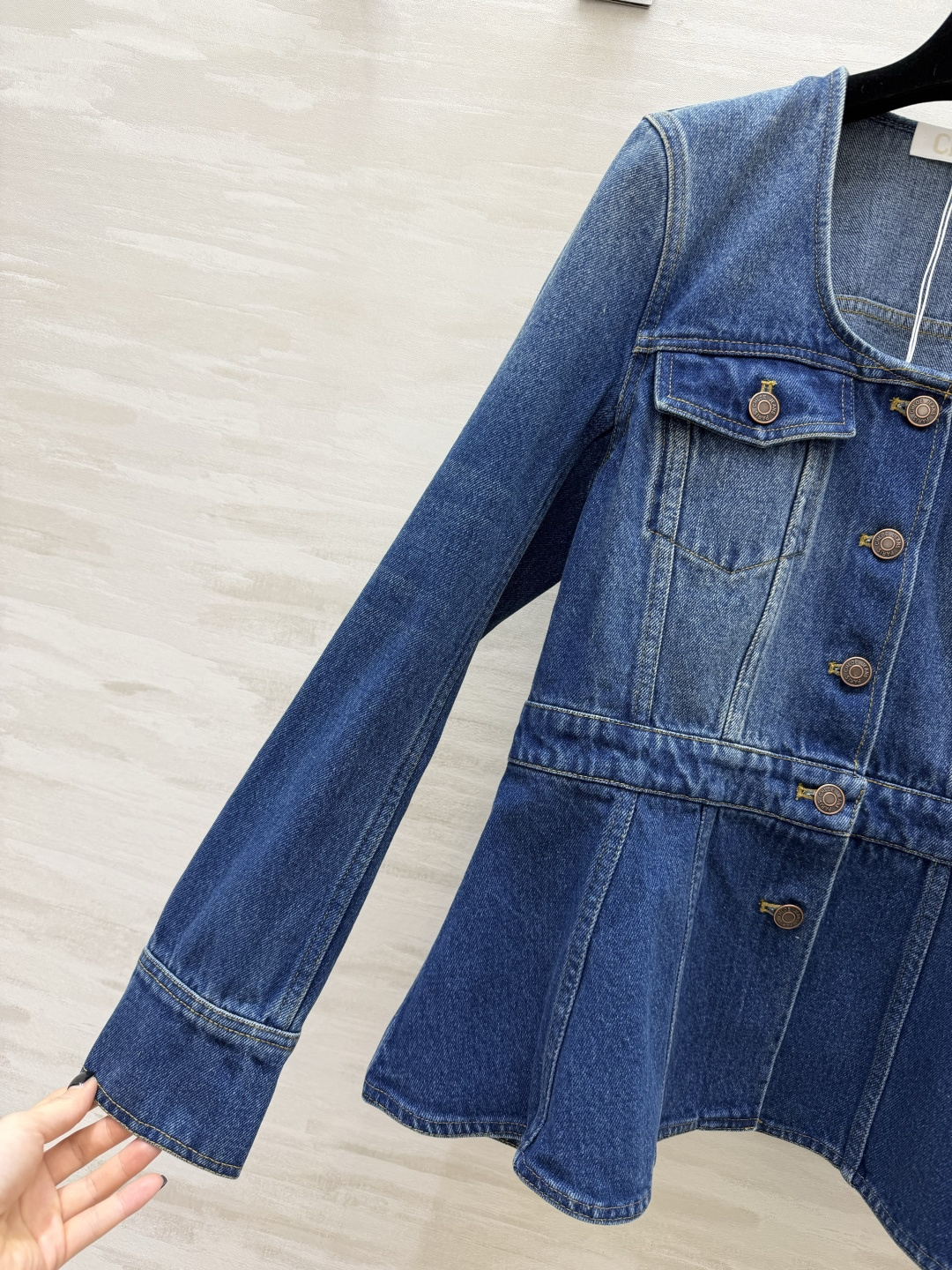 Chloé²⁶ss方领收腰牛仔外套✨ 法式氛围感 复古水洗蓝太显白了 方领刚好露出锁骨!收腰荷叶摆瞬间掐