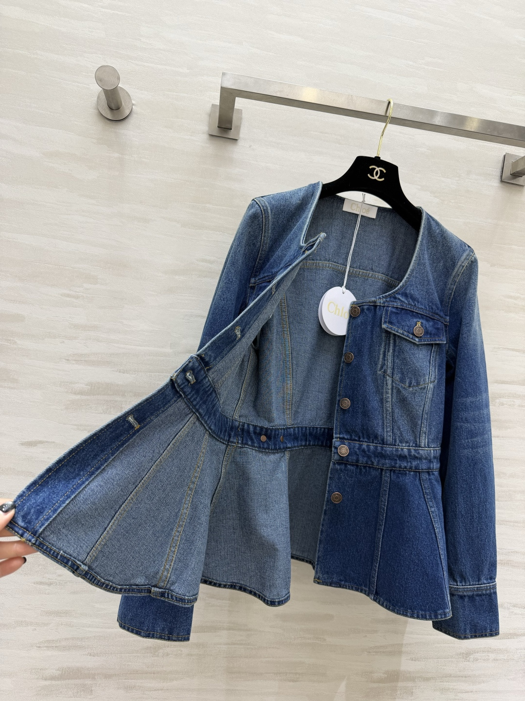 Chloé²⁶ss方领收腰牛仔外套✨ 法式氛围感 复古水洗蓝太显白了 方领刚好露出锁骨!收腰荷叶摆瞬间掐