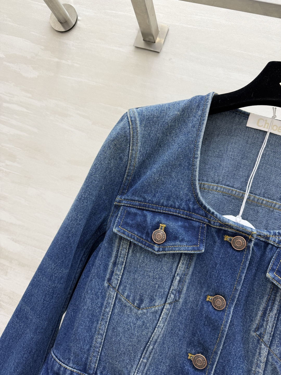 Chloé²⁶ss方领收腰牛仔外套✨ 法式氛围感 复古水洗蓝太显白了 方领刚好露出锁骨!收腰荷叶摆瞬间掐