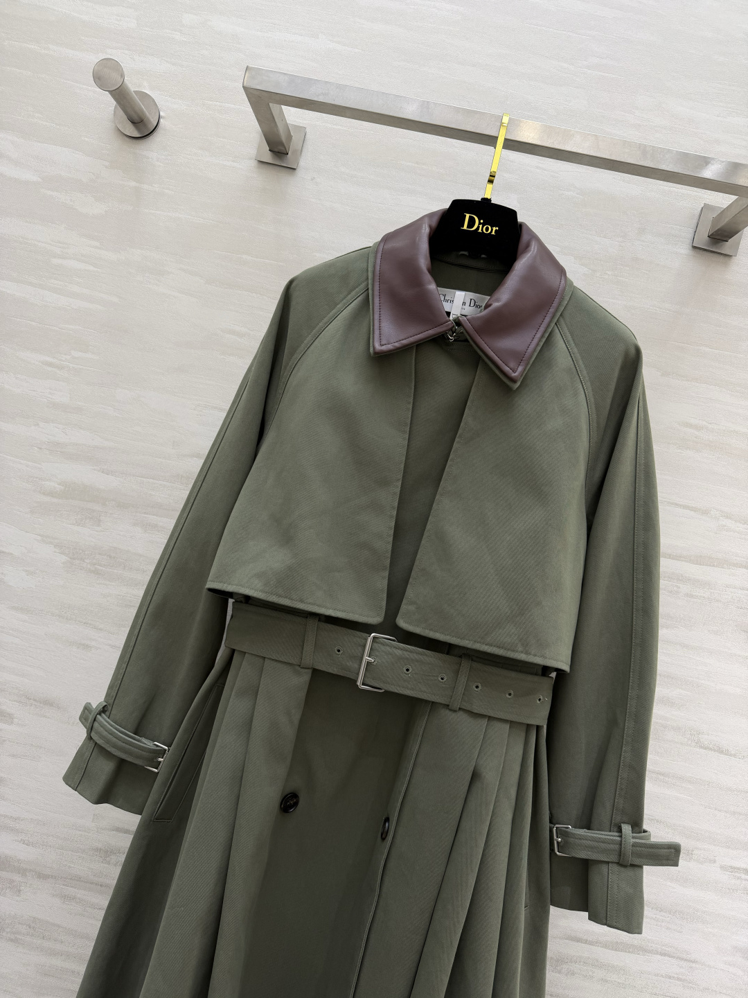 #Dio♡²⁶橄榄绿拼皮领风衣 法式优雅 复古拼皮领+收腰大摆设计 走路带风超有气场 定制进口挺括面料 