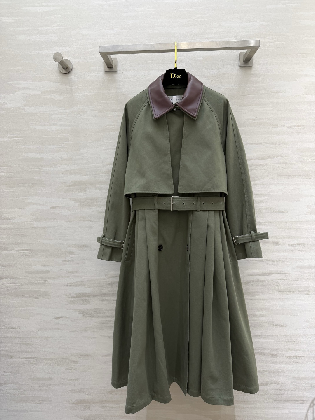 #Dio♡²⁶橄榄绿拼皮领风衣 法式优雅 复古拼皮领+收腰大摆设计 走路带风超有气场 定制进口挺括面料 