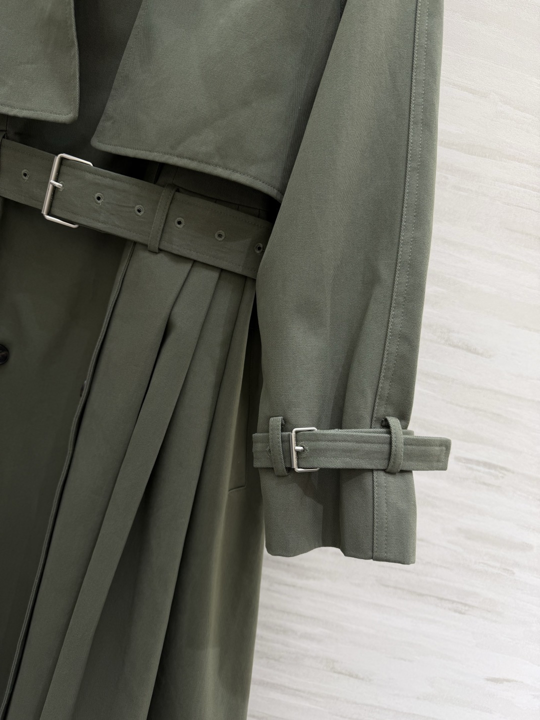 #Dio♡²⁶橄榄绿拼皮领风衣 法式优雅 复古拼皮领+收腰大摆设计 走路带风超有气场 定制进口挺括面料 