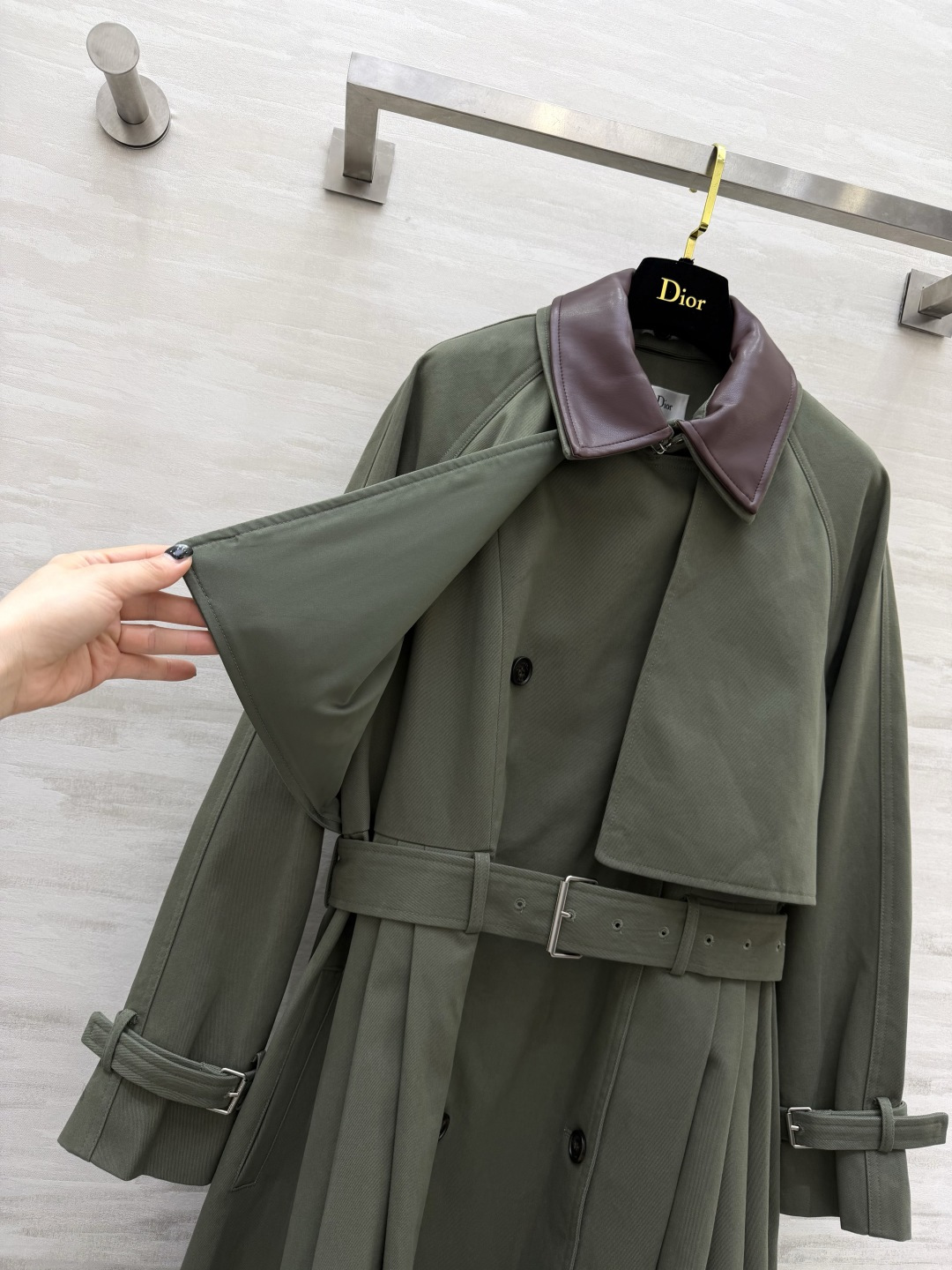 #Dio♡²⁶橄榄绿拼皮领风衣 法式优雅 复古拼皮领+收腰大摆设计 走路带风超有气场 定制进口挺括面料 