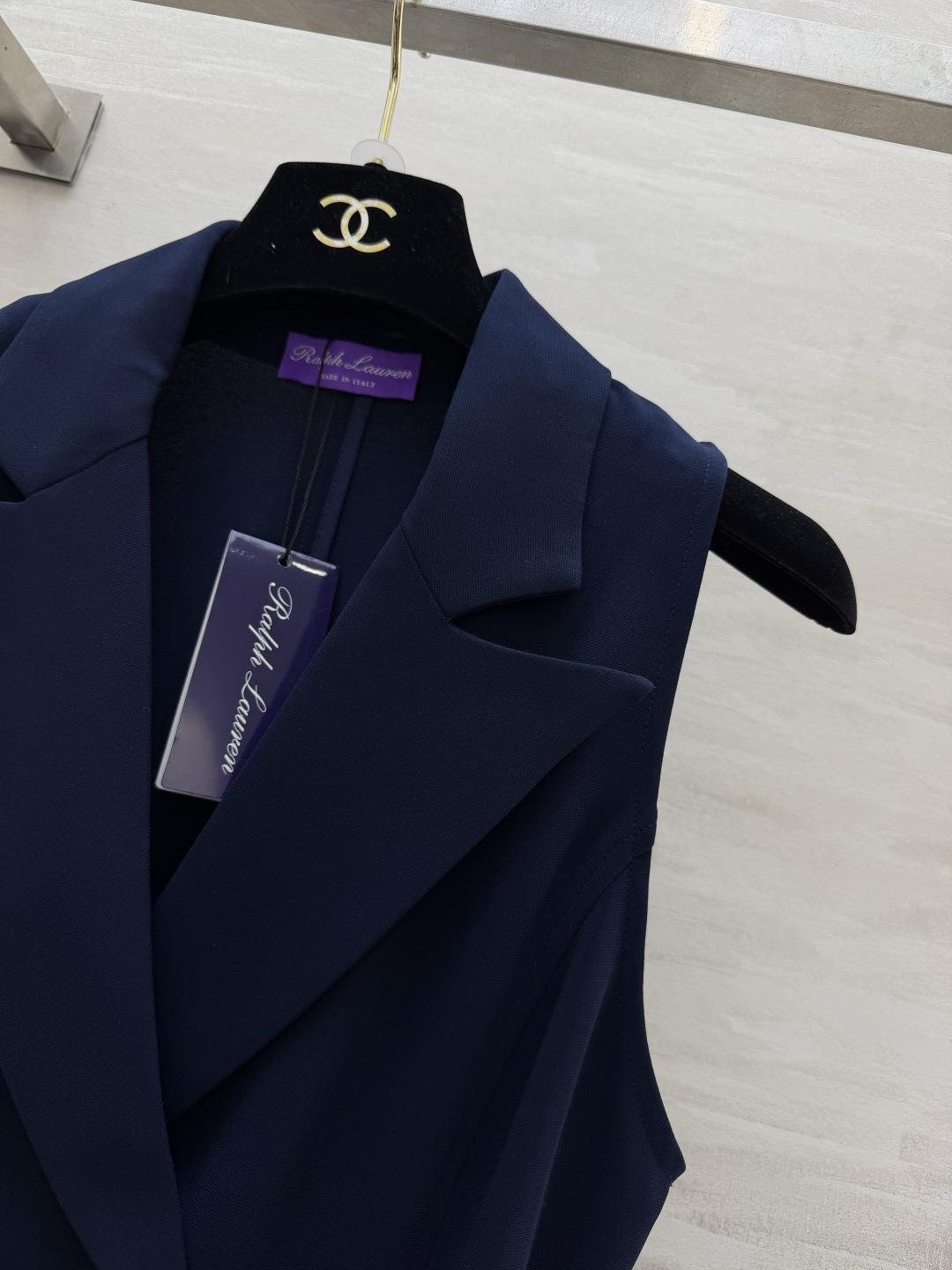 #RalphLaure♡²⁶ss藏青无袖西装裙 双排扣西装领设计干练又优雅 同色系腰带精准收腰 秒变三七