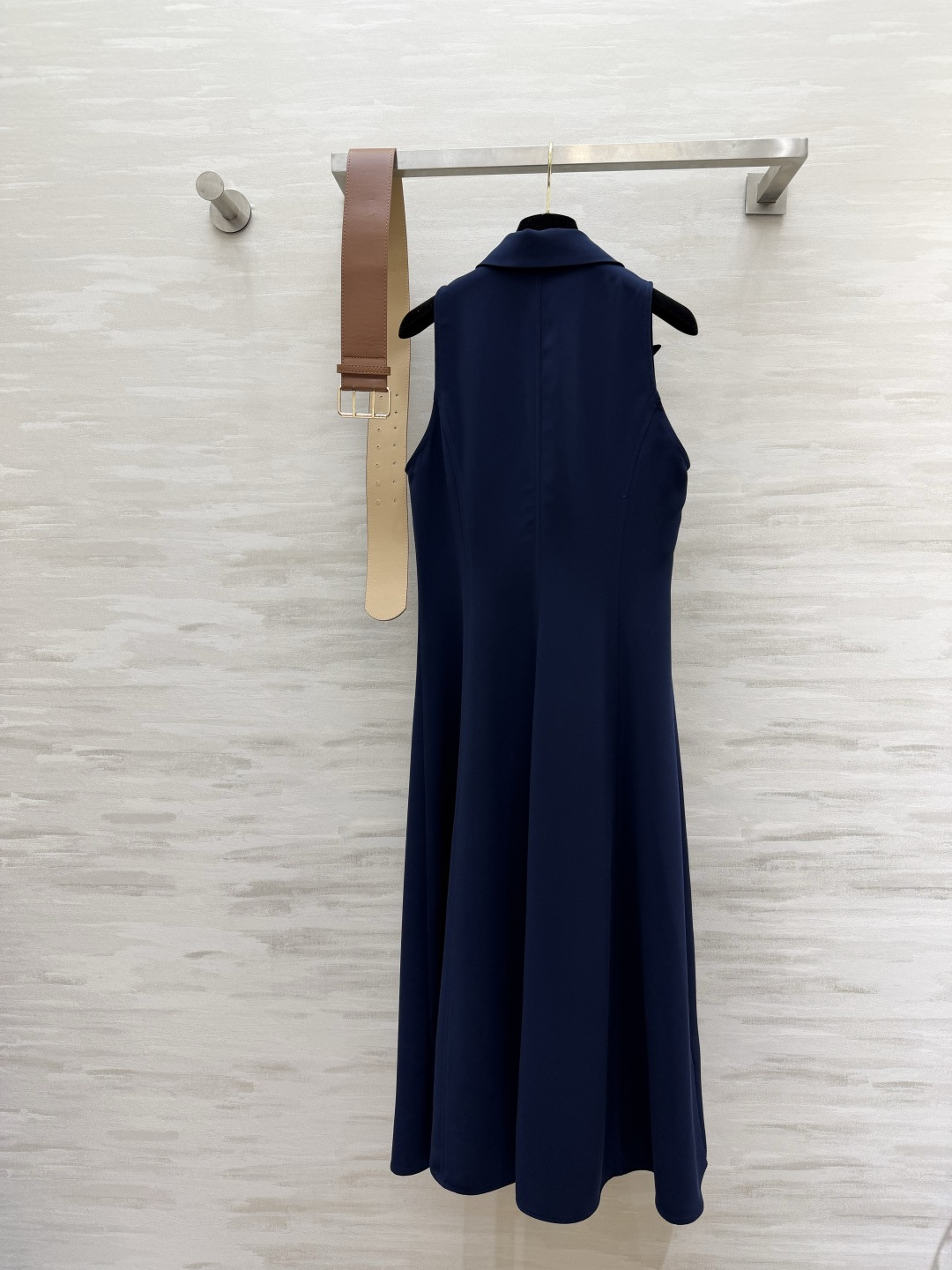 #RalphLaure♡²⁶ss藏青无袖西装裙 双排扣西装领设计干练又优雅 同色系腰带精准收腰 秒变三七