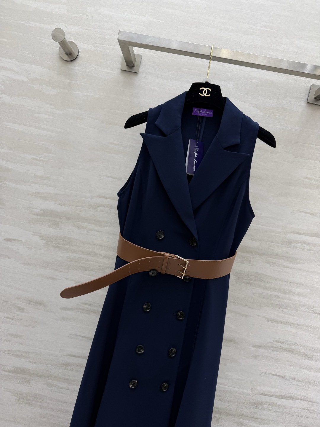 #RalphLaure♡²⁶ss藏青无袖西装裙 双排扣西装领设计干练又优雅 同色系腰带精准收腰 秒变三七