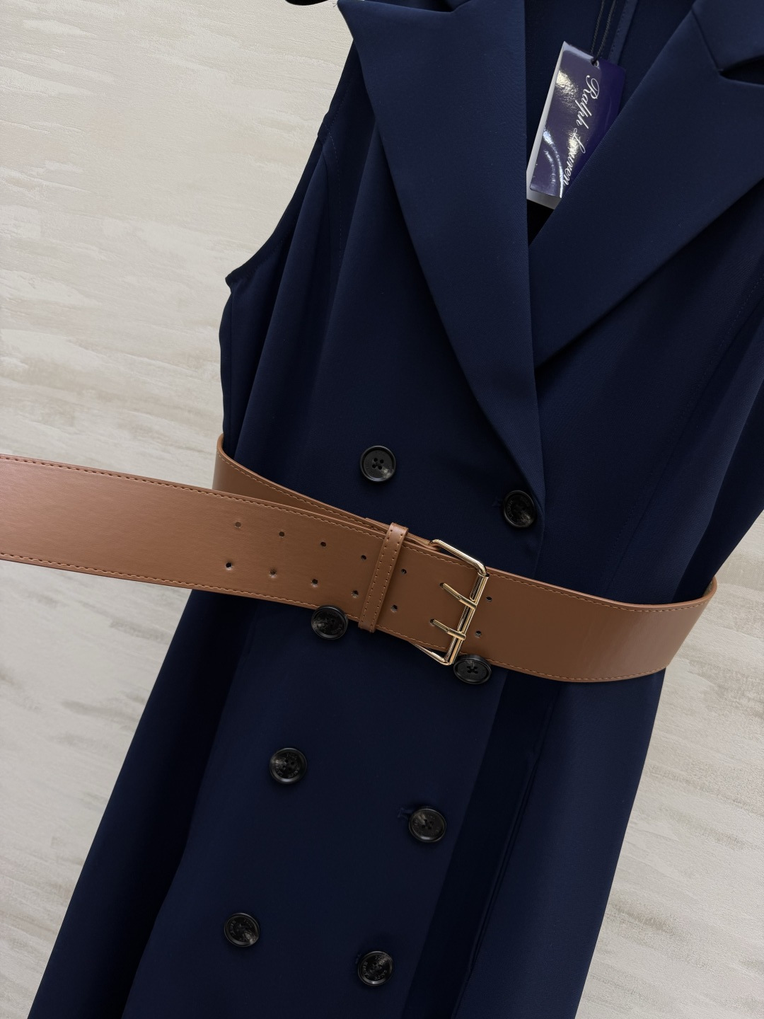#RalphLaure♡²⁶ss藏青无袖西装裙 双排扣西装领设计干练又优雅 同色系腰带精准收腰 秒变三七