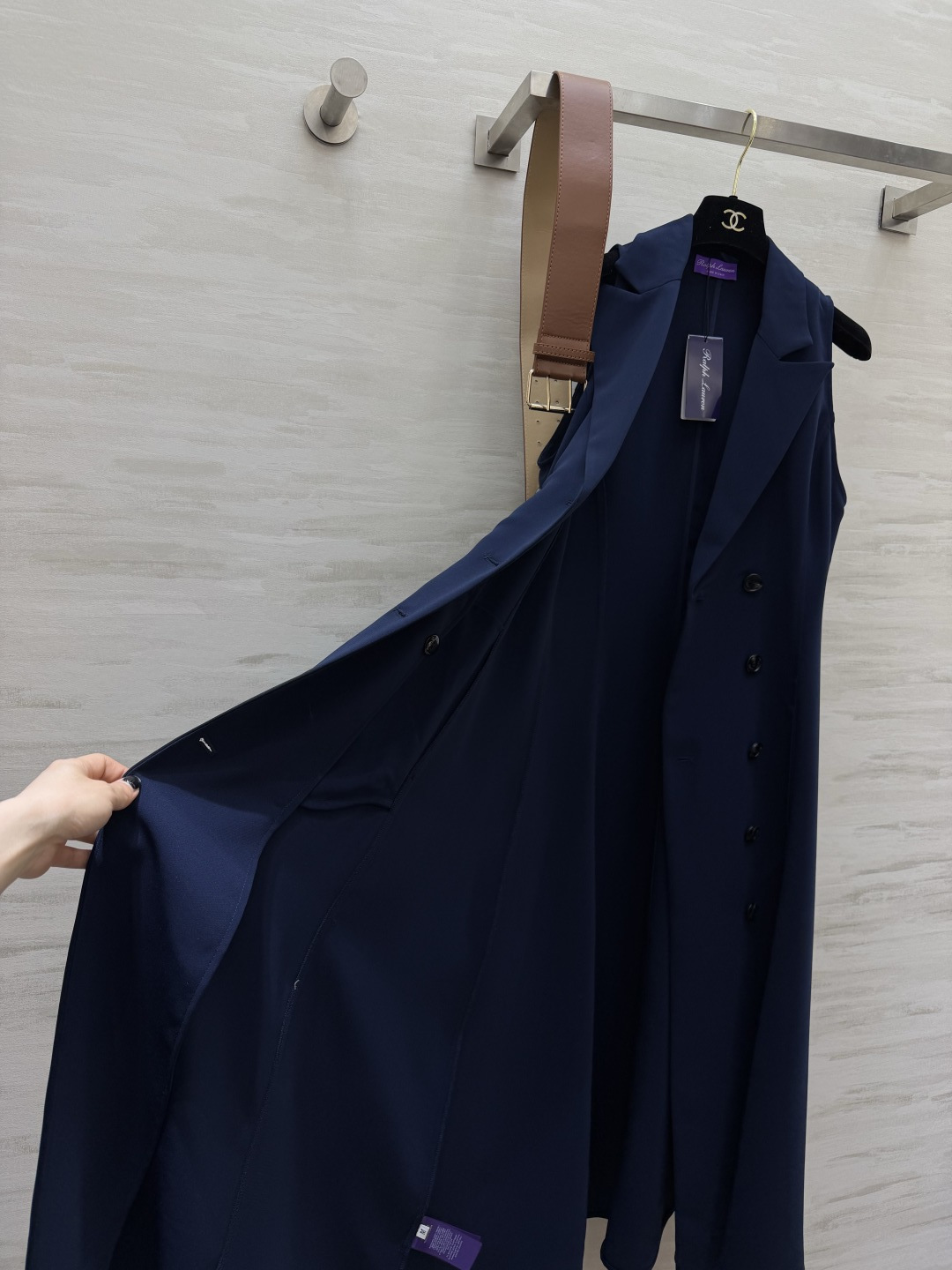 #RalphLaure♡²⁶ss藏青无袖西装裙 双排扣西装领设计干练又优雅 同色系腰带精准收腰 秒变三七