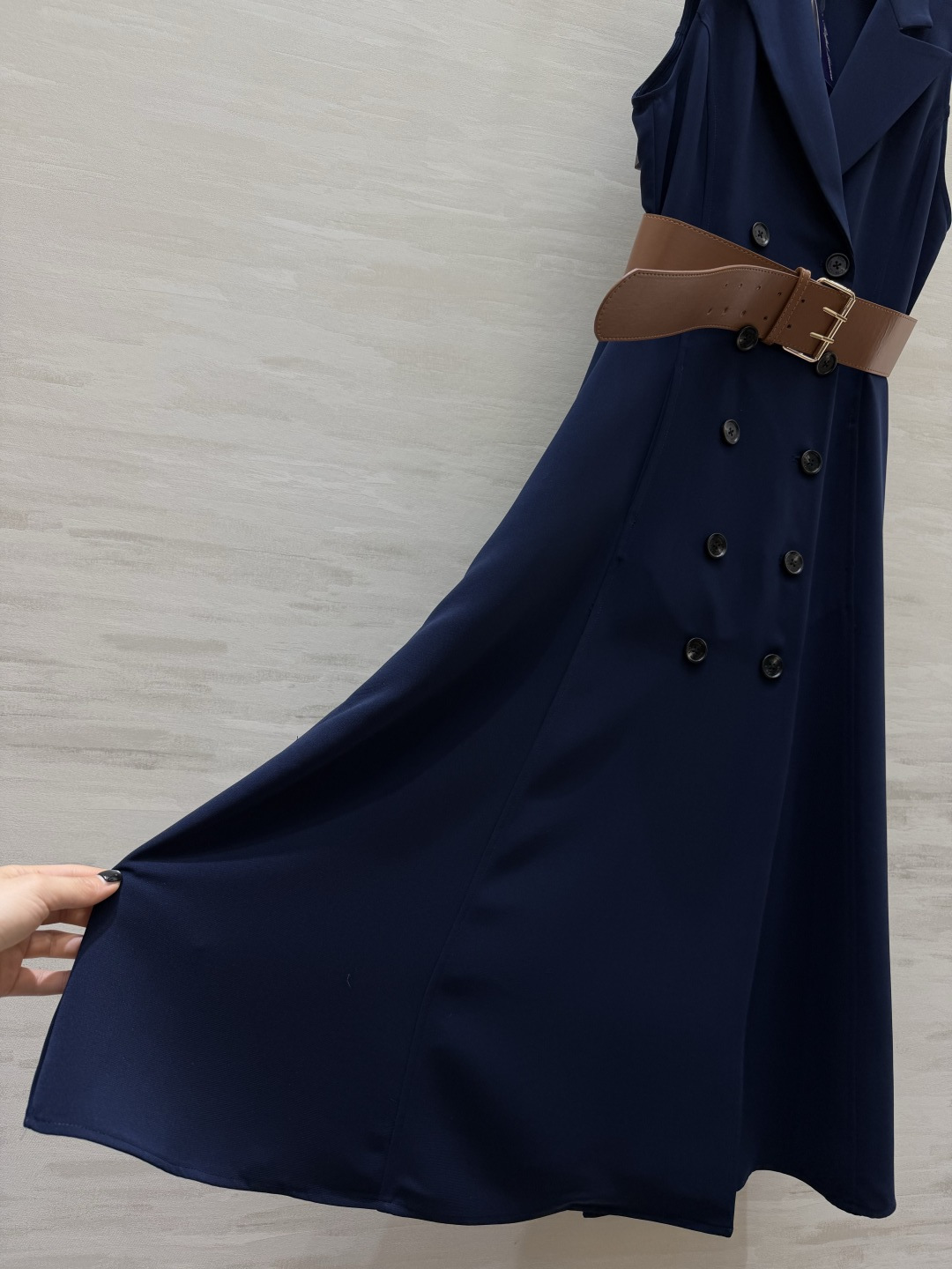 #RalphLaure♡²⁶ss藏青无袖西装裙 双排扣西装领设计干练又优雅 同色系腰带精准收腰 秒变三七
