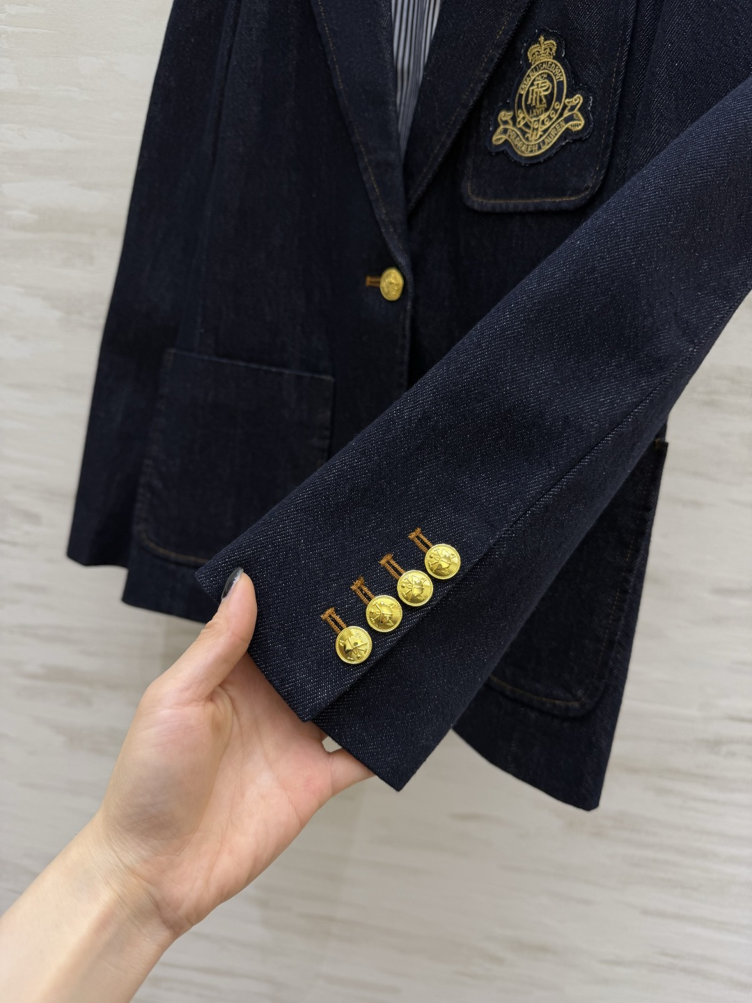 📍拉夫劳伦紫标²⁶ss牛仔西装 把美式老钱风焊在身上✨深靛牛仔面料自带复古质感 金标徽章刺绣贵气拉满！单