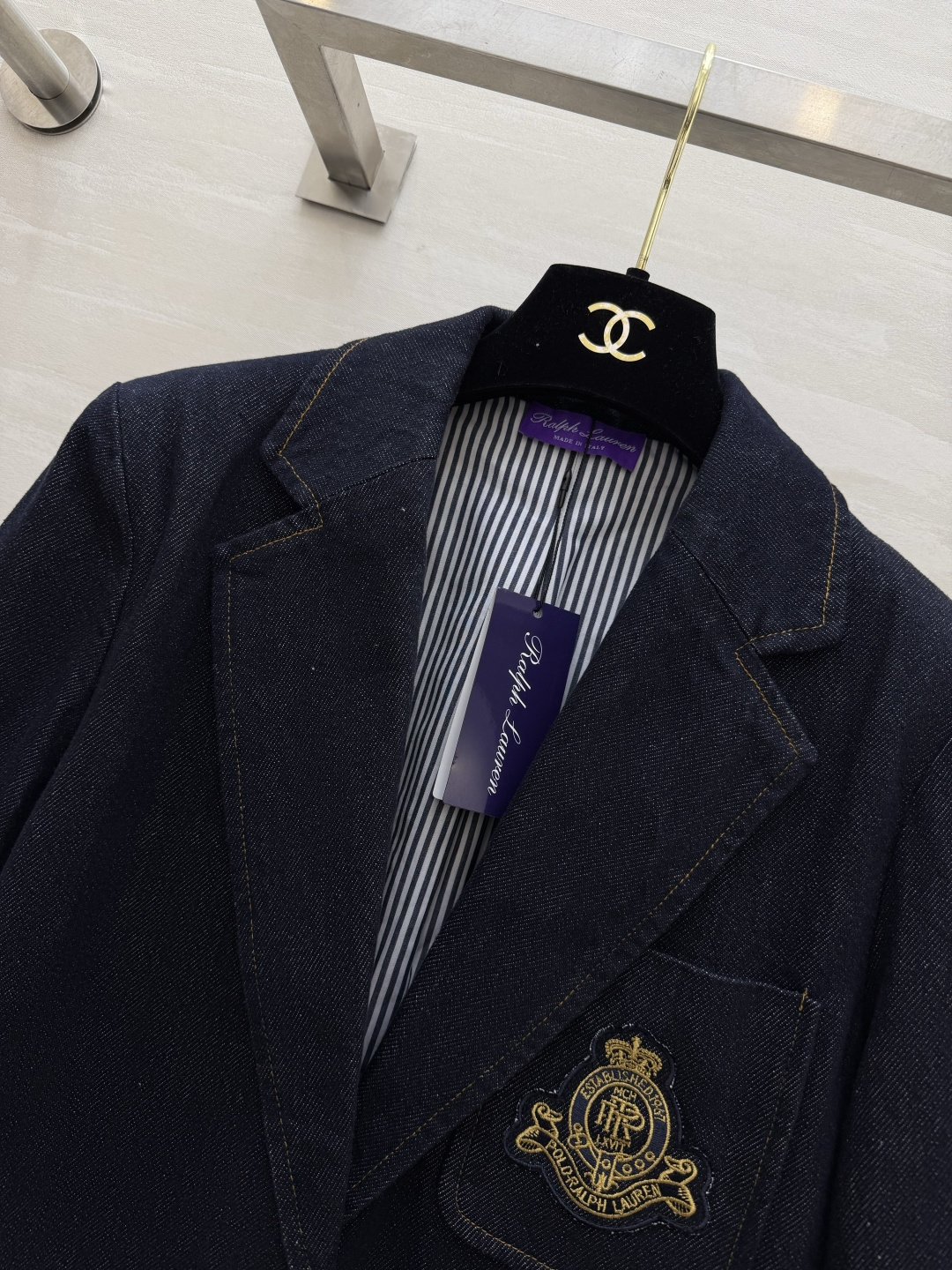 📍拉夫劳伦紫标²⁶ss牛仔西装 把美式老钱风焊在身上✨深靛牛仔面料自带复古质感 金标徽章刺绣贵气拉满！单