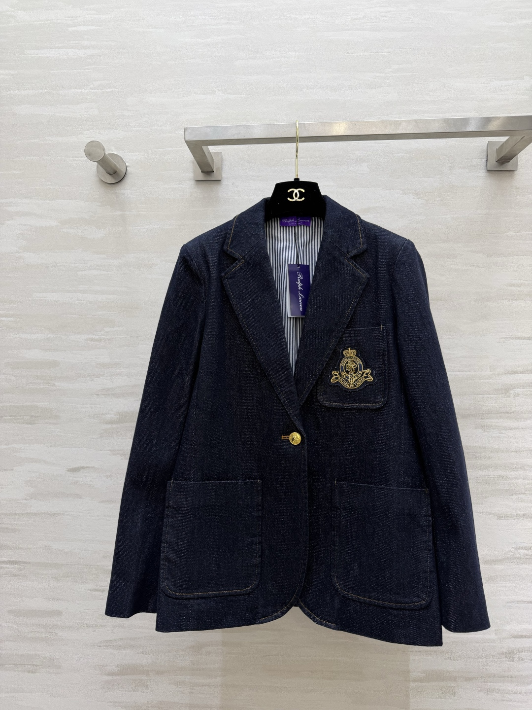 📍拉夫劳伦紫标²⁶ss牛仔西装 把美式老钱风焊在身上✨深靛牛仔面料自带复古质感 金标徽章刺绣贵气拉满！单