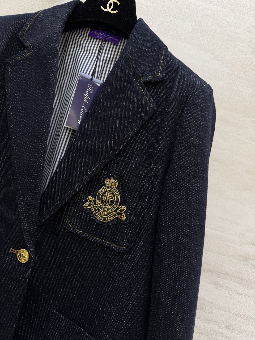 📍拉夫劳伦紫标²⁶ss牛仔西装 把美式老钱风焊在身上✨深靛牛仔面料自带复古质感 金标徽章刺绣贵气拉满！单
