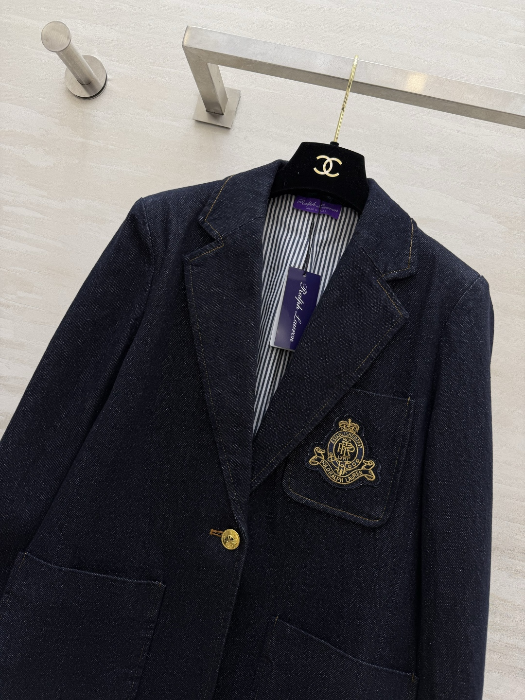 📍拉夫劳伦紫标²⁶ss牛仔西装 把美式老钱风焊在身上✨深靛牛仔面料自带复古质感 金标徽章刺绣贵气拉满！单