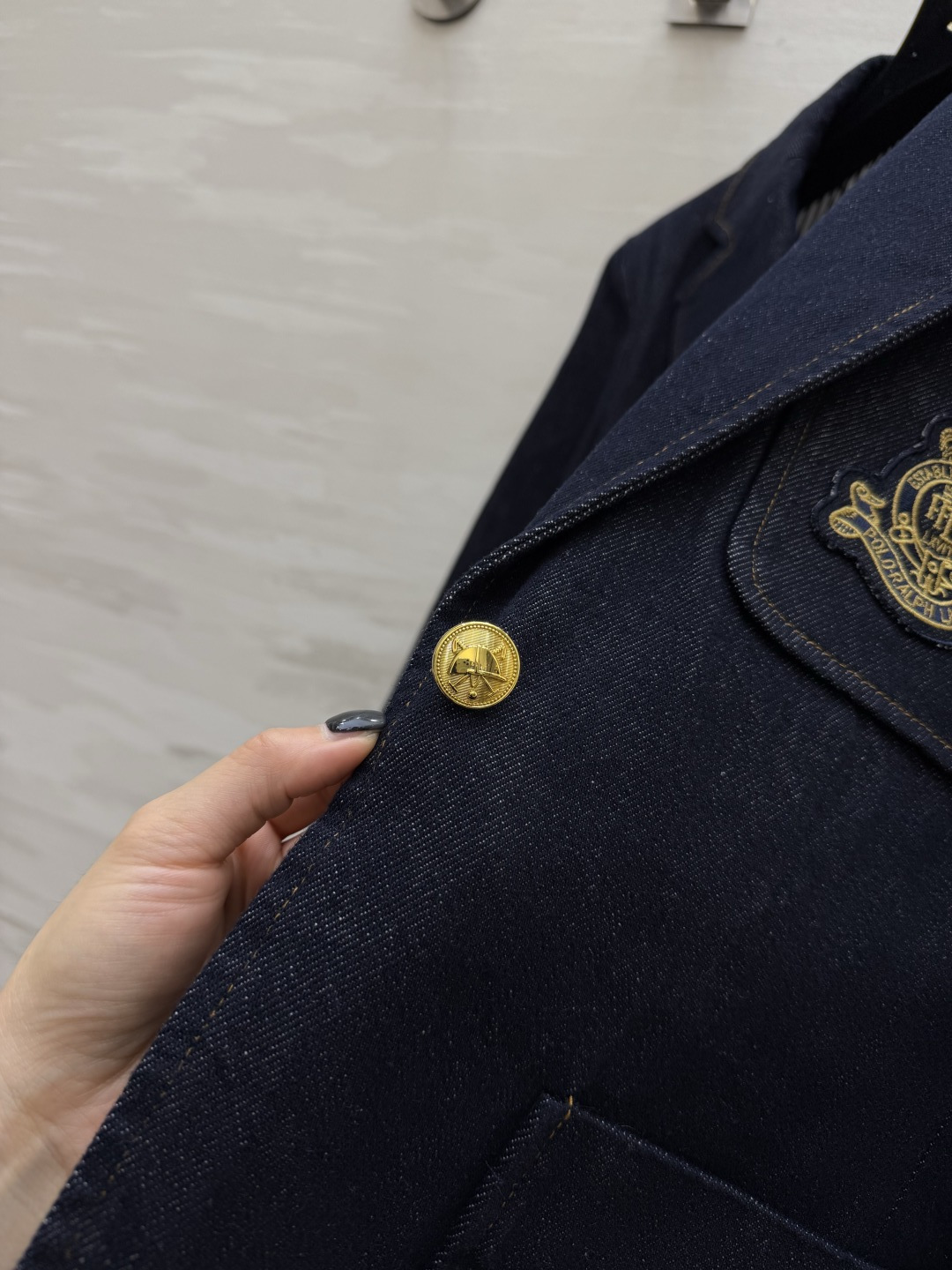 📍拉夫劳伦紫标²⁶ss牛仔西装 把美式老钱风焊在身上✨深靛牛仔面料自带复古质感 金标徽章刺绣贵气拉满！单