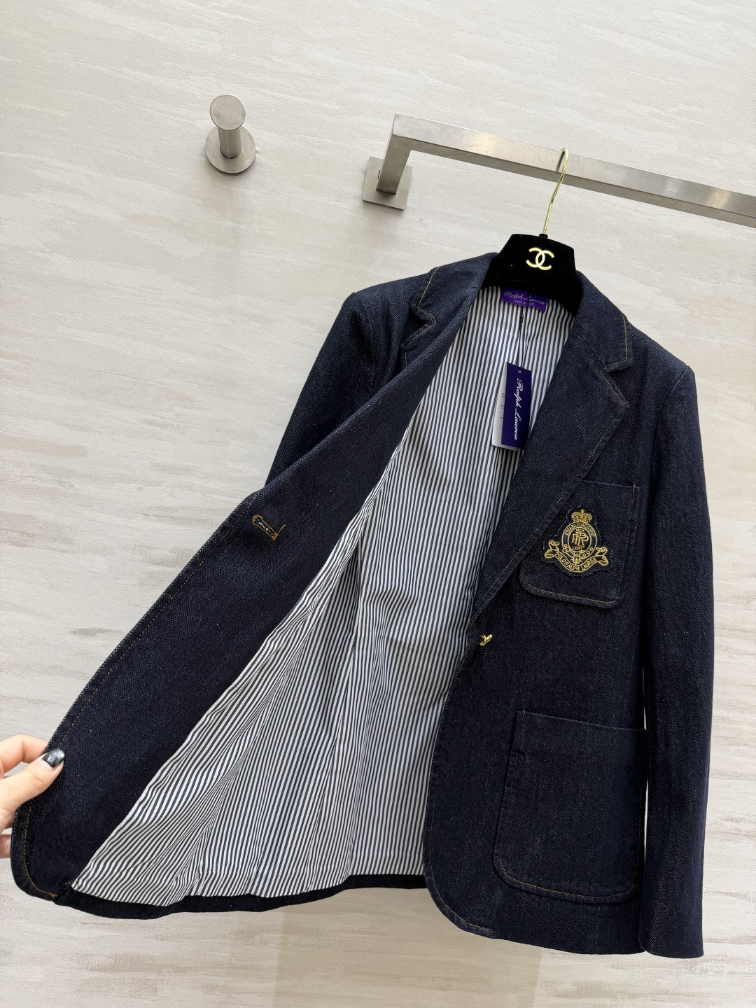 📍拉夫劳伦紫标²⁶ss牛仔西装 把美式老钱风焊在身上✨深靛牛仔面料自带复古质感 金标徽章刺绣贵气拉满！单