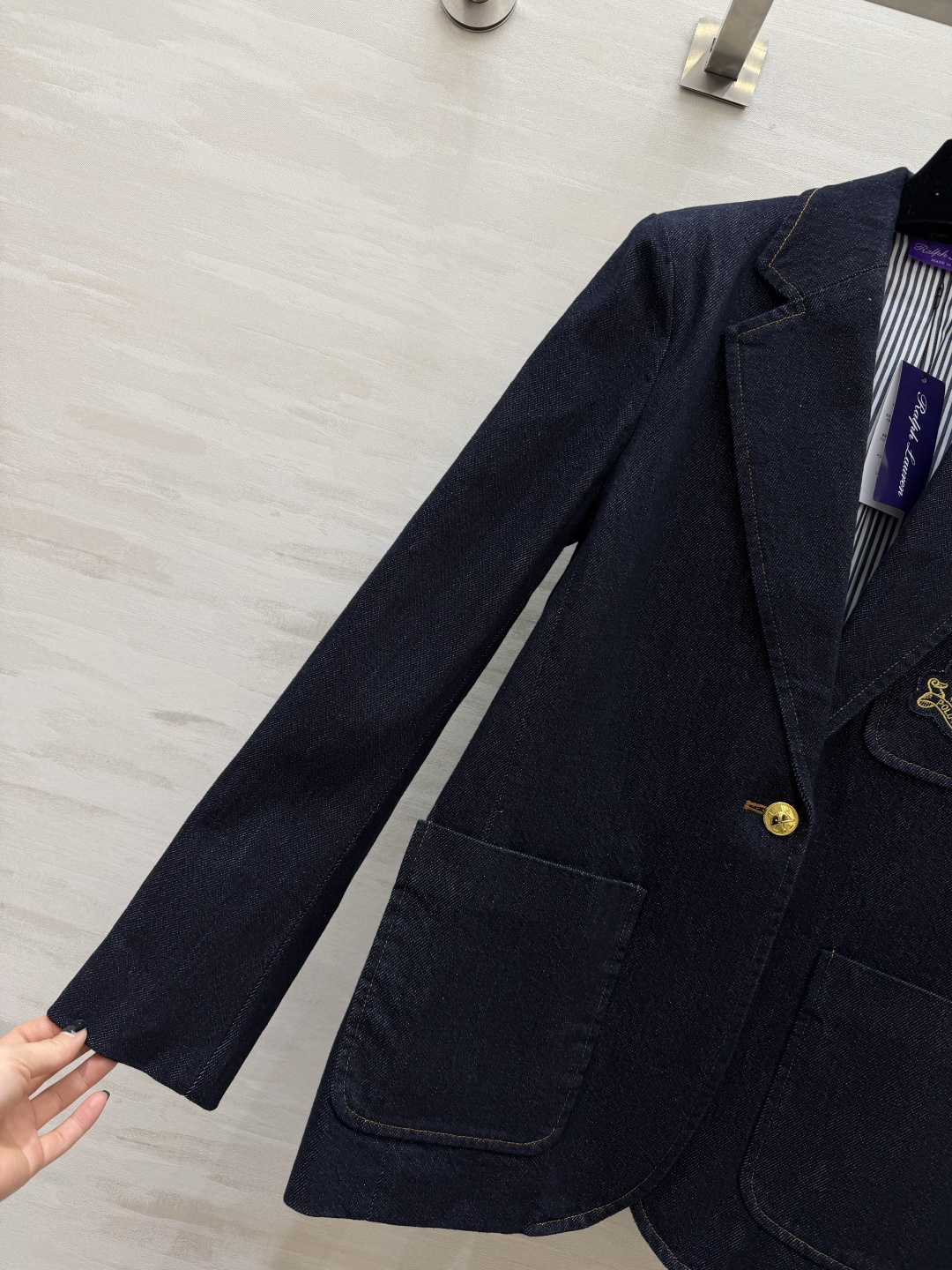 📍拉夫劳伦紫标²⁶ss牛仔西装 把美式老钱风焊在身上✨深靛牛仔面料自带复古质感 金标徽章刺绣贵气拉满！单