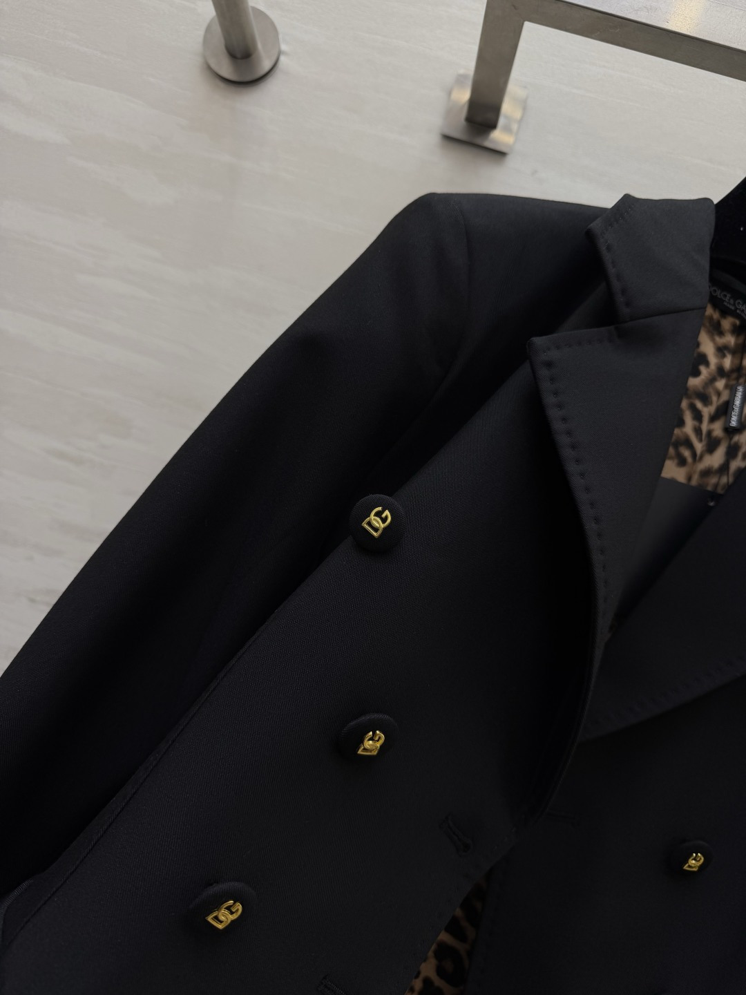 #D&G²⁶ss黑色双排扣西装 永不过时的气场神器✨利落收腰剪裁 豹纹里衬暗藏小心机 金色DG扣细节拉满