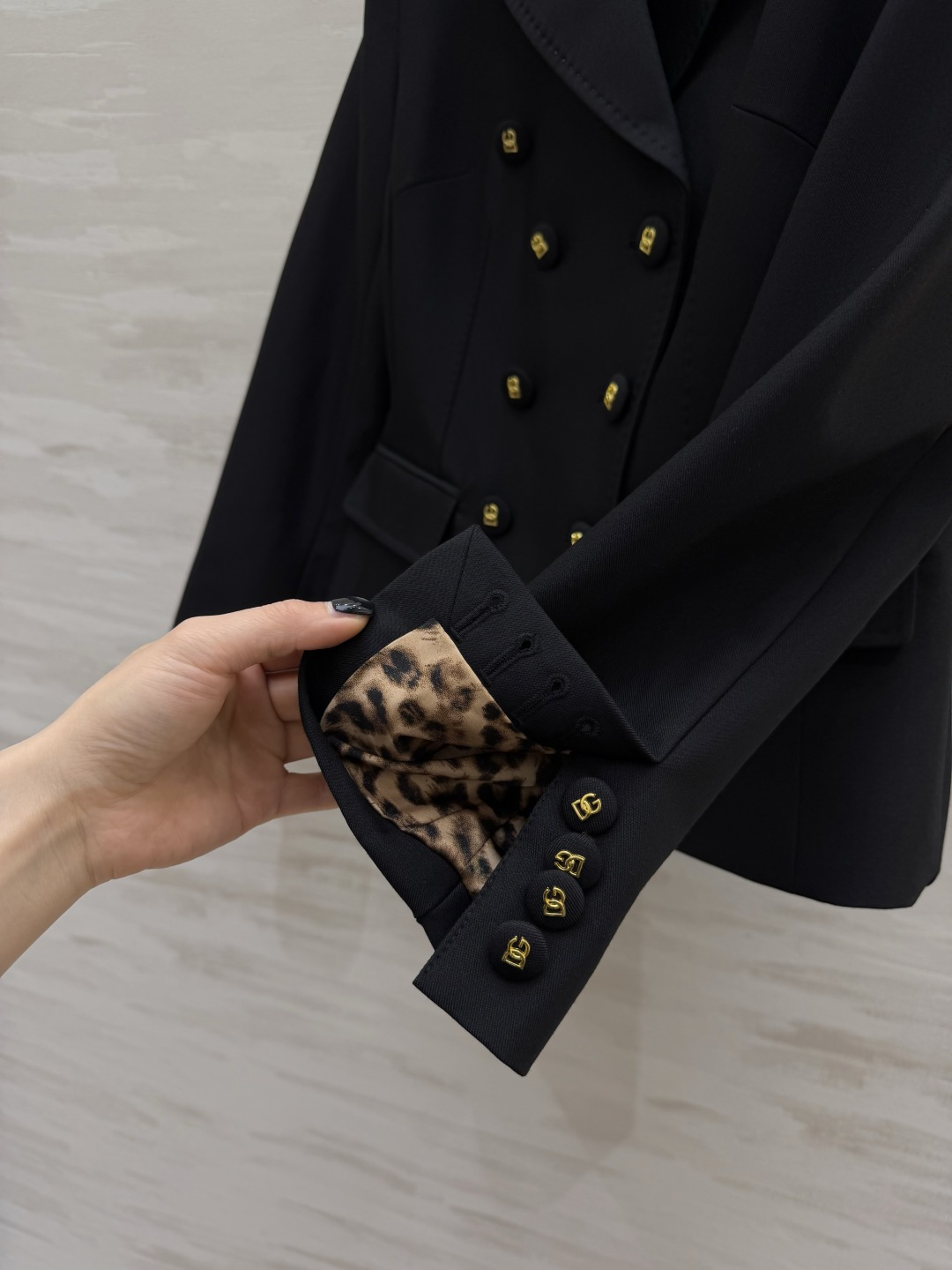 #D&G²⁶ss黑色双排扣西装 永不过时的气场神器✨利落收腰剪裁 豹纹里衬暗藏小心机 金色DG扣细节拉满
