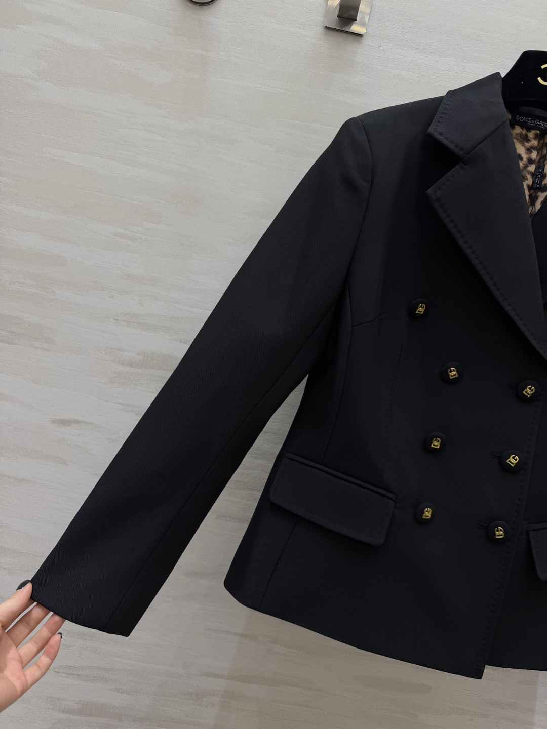 #D&G²⁶ss黑色双排扣西装 永不过时的气场神器✨利落收腰剪裁 豹纹里衬暗藏小心机 金色DG扣细节拉满