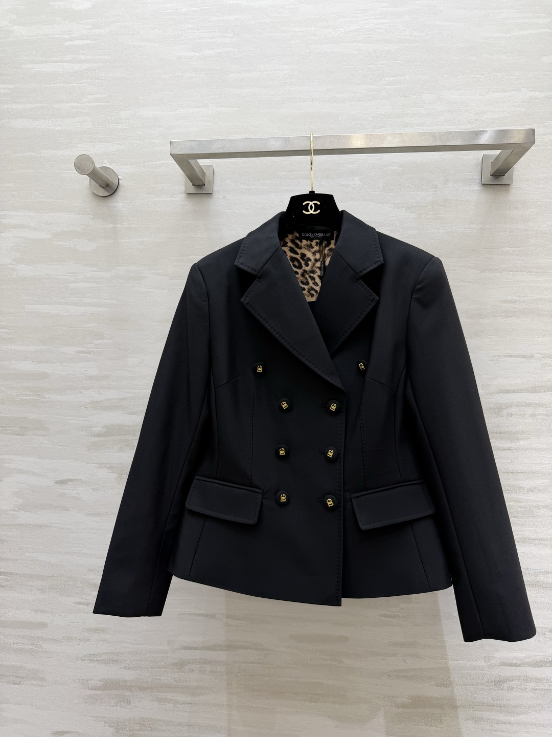 #D&G²⁶ss黑色双排扣西装 永不过时的气场神器✨利落收腰剪裁 豹纹里衬暗藏小心机 金色DG扣细节拉满
