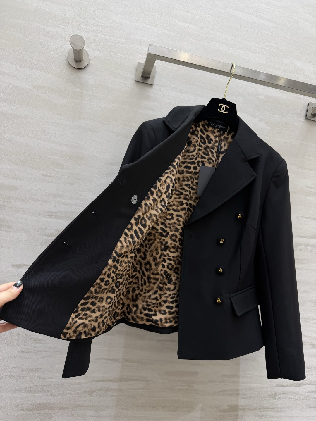 #D&G²⁶ss黑色双排扣西装 永不过时的气场神器✨利落收腰剪裁 豹纹里衬暗藏小心机 金色DG扣细节拉满