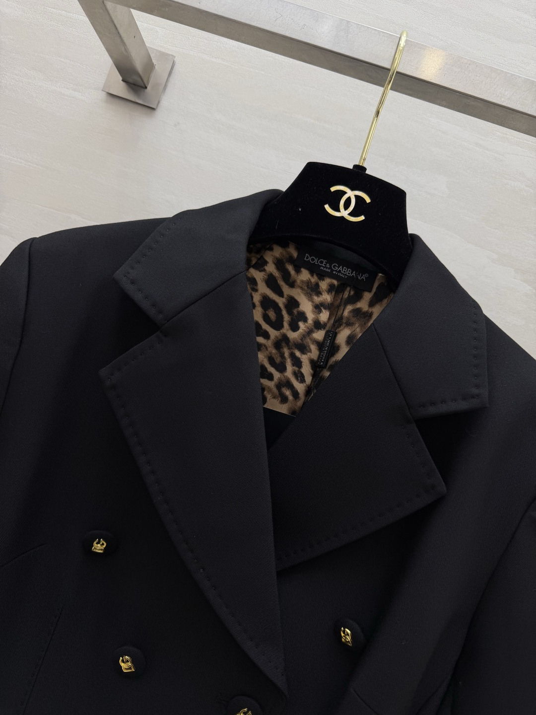 #D&G²⁶ss黑色双排扣西装 永不过时的气场神器✨利落收腰剪裁 豹纹里衬暗藏小心机 金色DG扣细节拉满