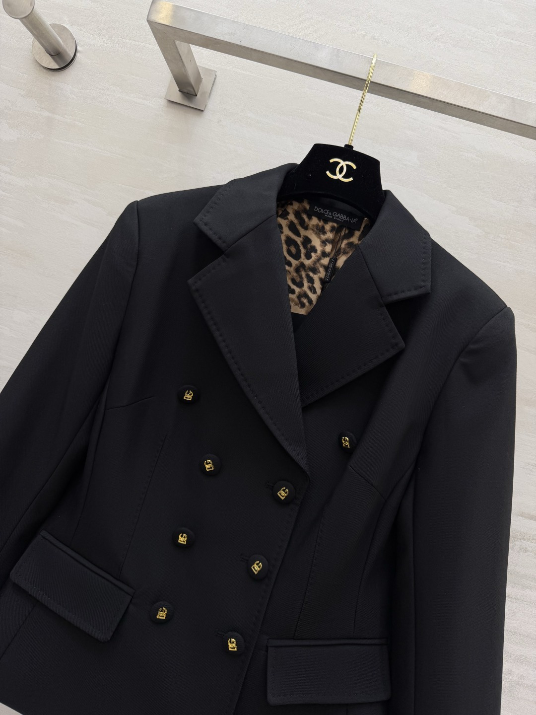 #D&G²⁶ss黑色双排扣西装 永不过时的气场神器✨利落收腰剪裁 豹纹里衬暗藏小心机 金色DG扣细节拉满