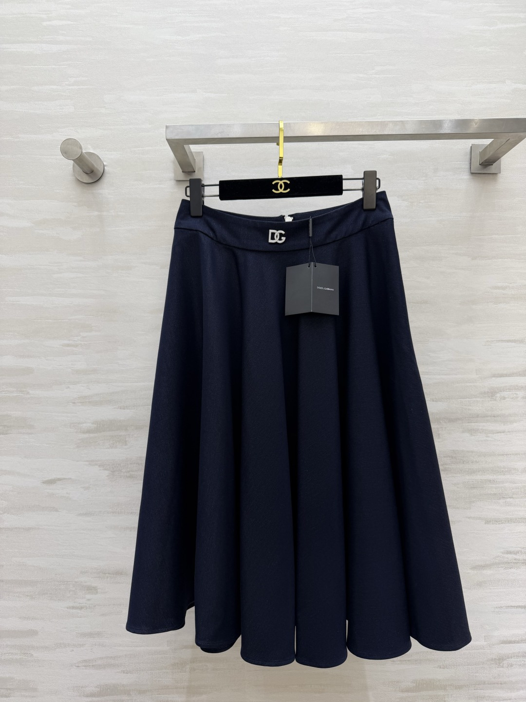 NO:804148,#D&Gss navy blue skirt with full hem, drapey fabric + neat A-line silhouette, full DG metal label details at the waist, low-key and elegant, matching a suit of the same color to look like a capable workplace heroine, paired with a shirt, gentle and intellectual, high-quality customization, available now, size S/M/L (S size waist 66, skirt length 69, Dolce&Gabbana, skirts, business suit,19860909#D&Gss藏青色大摆半裙 垂坠感满分的面料+利落的A字廓形 腰头DG金属标细节拉满 低调又显贵 搭同色系西装就是干练职场女主 配衬衣又温柔知性 高品质定制 现货首发sizeS/M/L（s码腰围66,裙长69,,Dolce&Gabbana,skirts,business suit,,Women's clothing