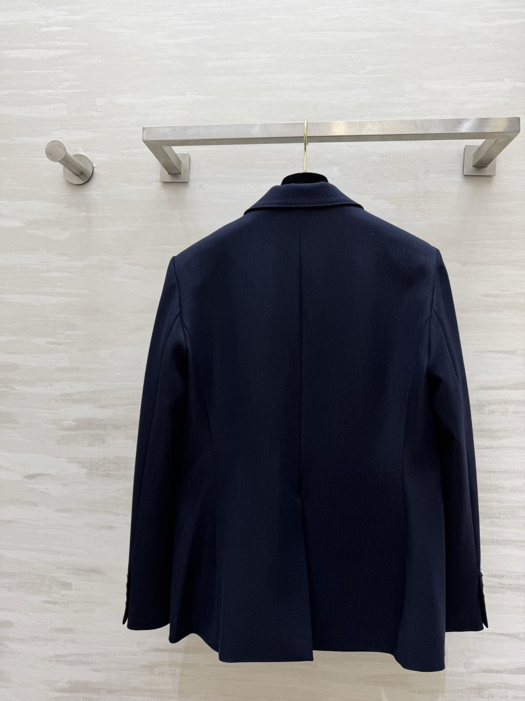 #D&G²⁶ss藏青色西装外套 真的是永不过时的高级感✨这件西装直接把「得体」焊在身上 挺括版型不挑身材