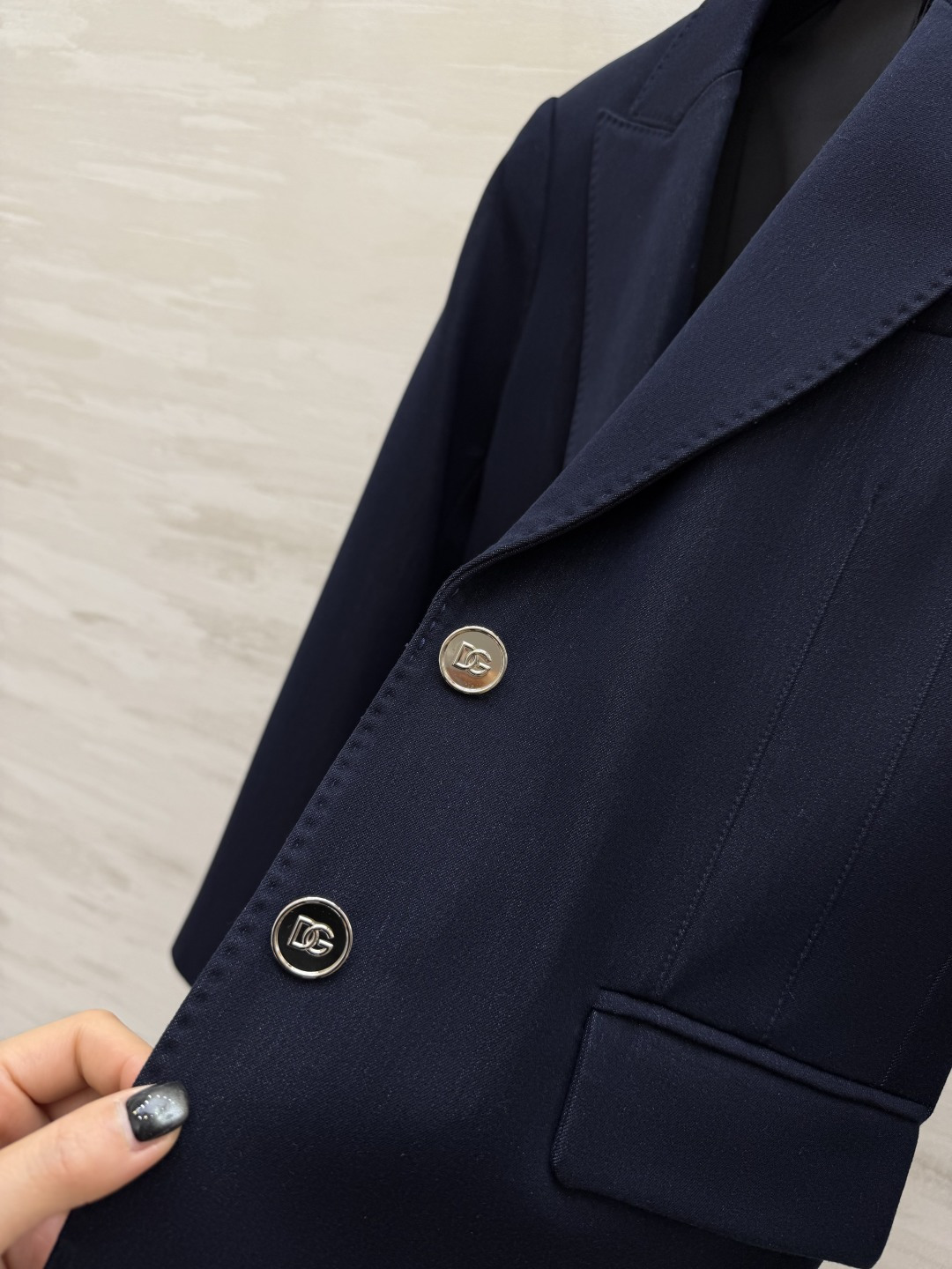 #D&G²⁶ss藏青色西装外套 真的是永不过时的高级感✨这件西装直接把「得体」焊在身上 挺括版型不挑身材