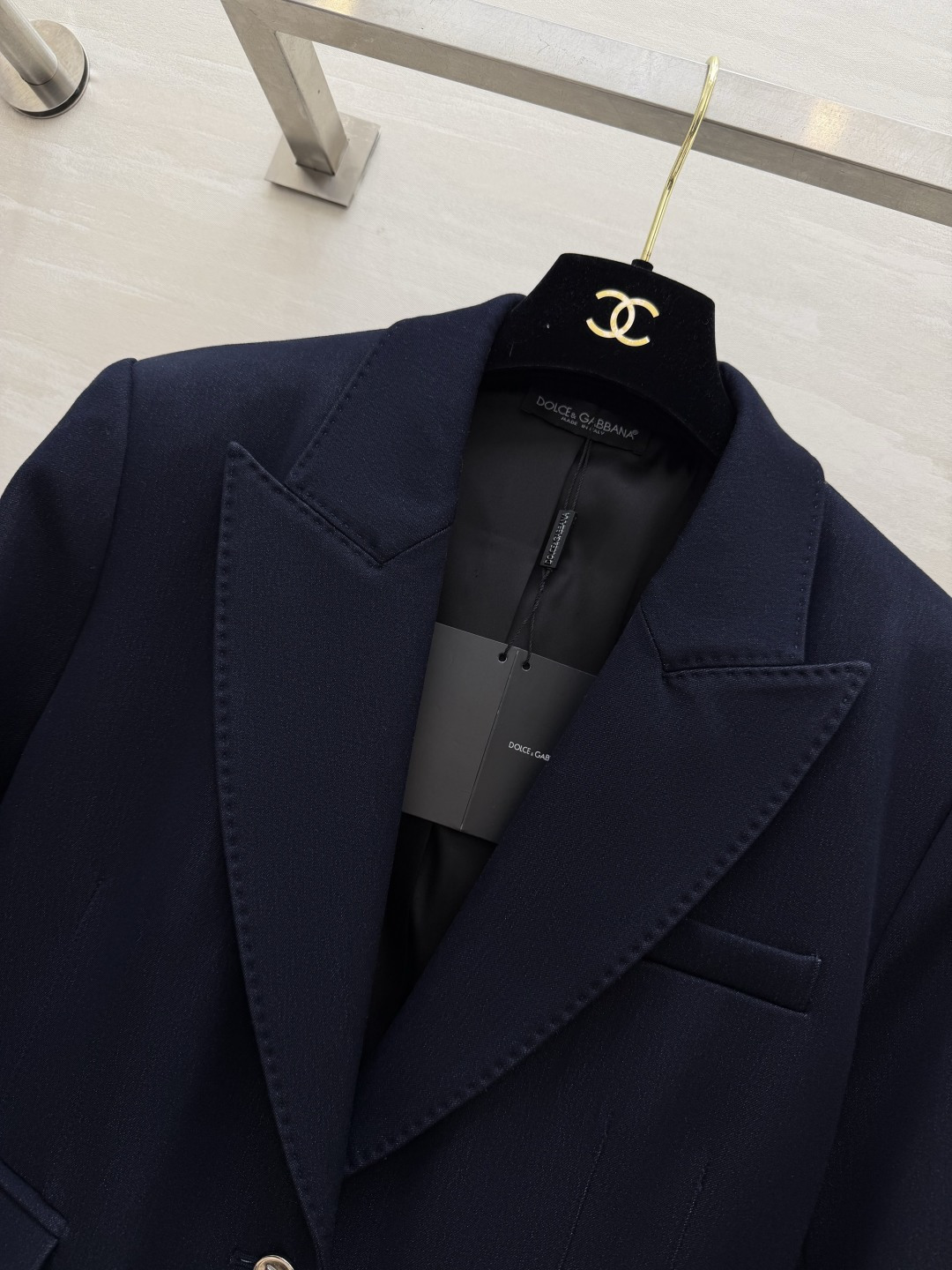 #D&G²⁶ss藏青色西装外套 真的是永不过时的高级感✨这件西装直接把「得体」焊在身上 挺括版型不挑身材