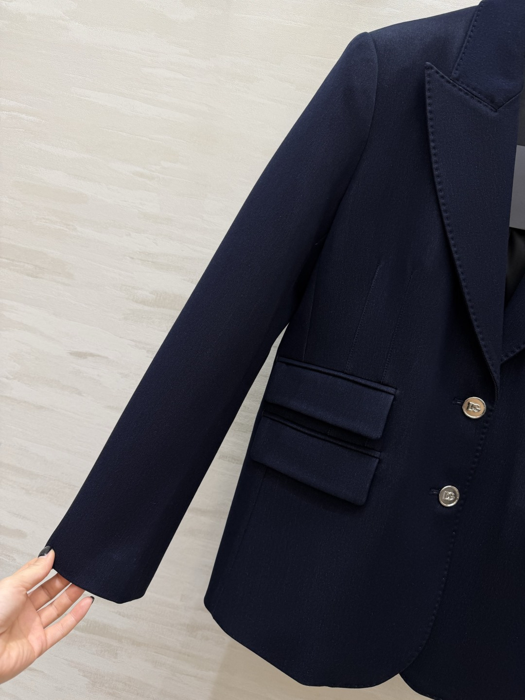 #D&G²⁶ss藏青色西装外套 真的是永不过时的高级感✨这件西装直接把「得体」焊在身上 挺括版型不挑身材