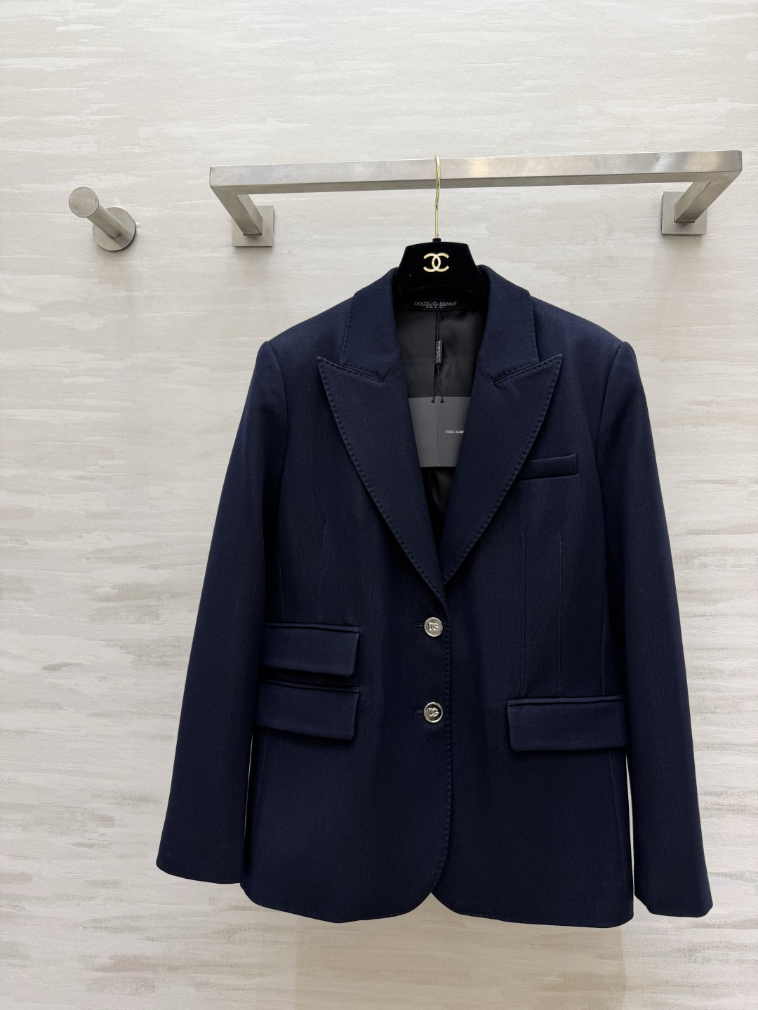 #D&G²⁶ss藏青色西装外套 真的是永不过时的高级感✨这件西装直接把「得体」焊在身上 挺括版型不挑身材