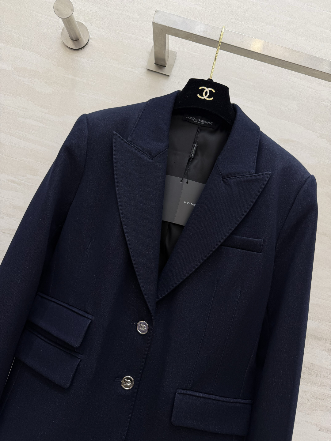 #D&G²⁶ss藏青色西装外套 真的是永不过时的高级感✨这件西装直接把「得体」焊在身上 挺括版型不挑身材