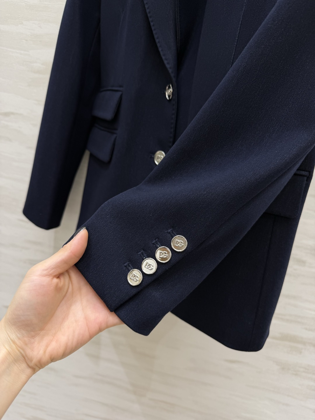 #D&G²⁶ss藏青色西装外套 真的是永不过时的高级感✨这件西装直接把「得体」焊在身上 挺括版型不挑身材