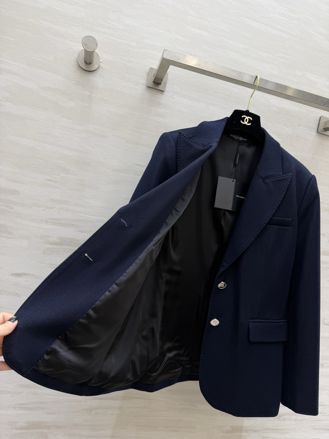 #D&G²⁶ss藏青色西装外套 真的是永不过时的高级感✨这件西装直接把「得体」焊在身上 挺括版型不挑身材